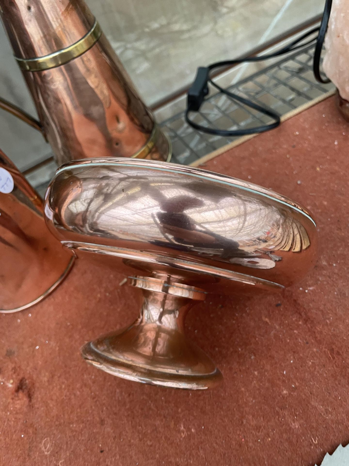 AN ASSORTMENT OF COPPER ITEMS TO INCLUDE THREE VARIOUS JUGS AND A BOWL ETC - Image 3 of 5