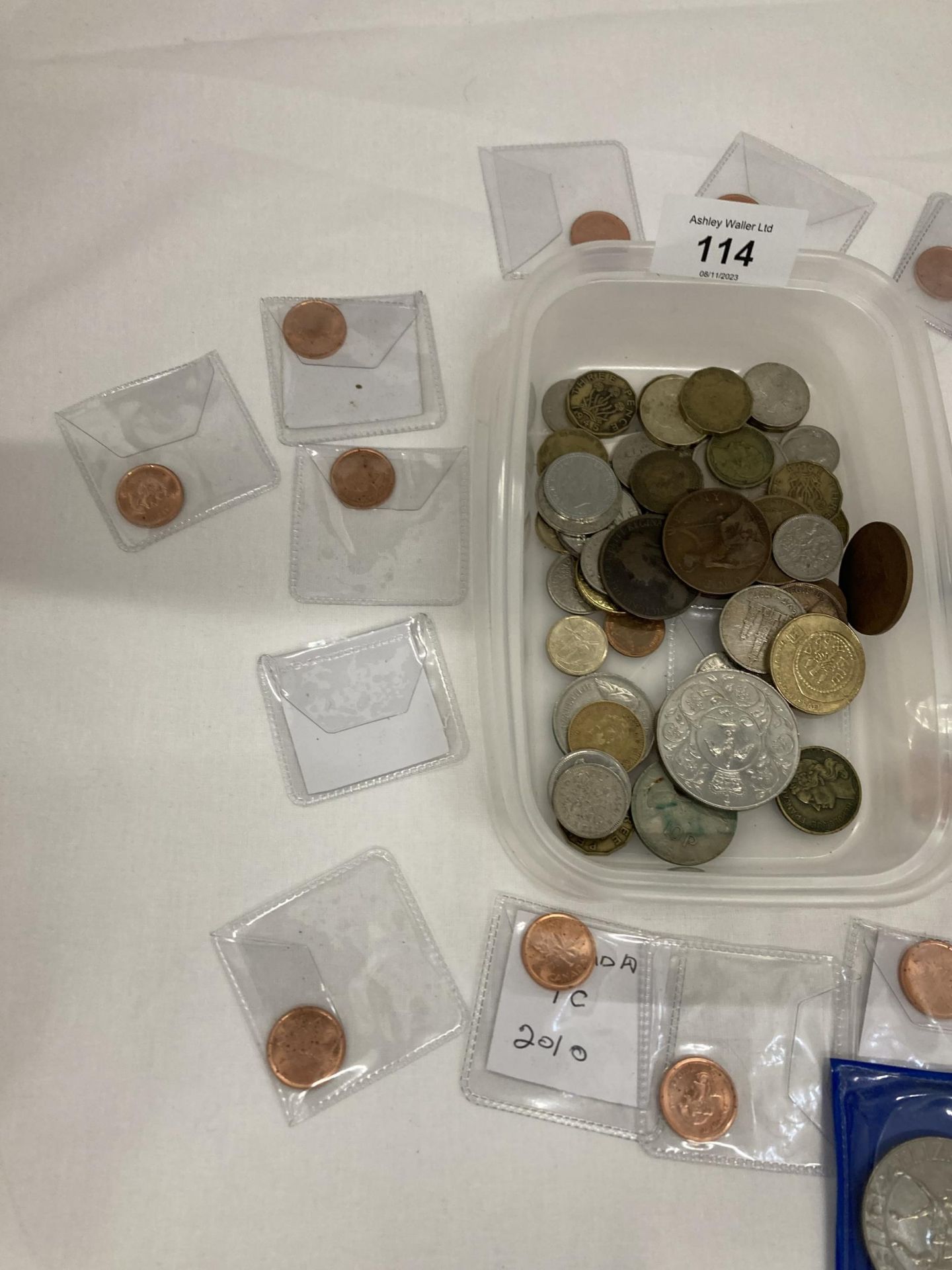 A COLLECTION OF COINS, TO INCLUDE COMMEMORATIVE CROWNS, PRE-DECIMAL, FOREIGN, ETC - Image 2 of 4
