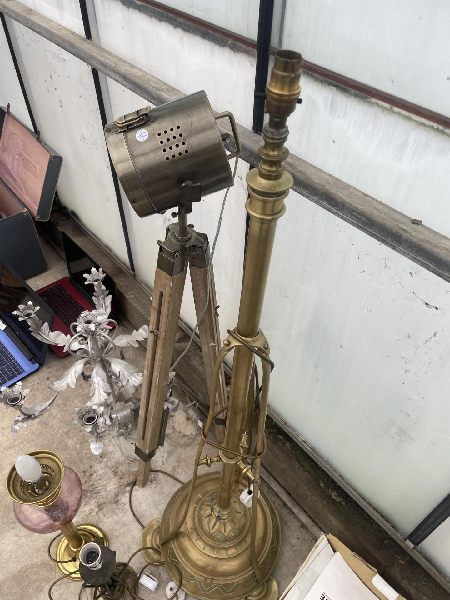 AN ASSORTMENT OF LAMPS AND LIGHT FITTINGS TO INCLUDE A TRIPOD SPOT LAMP AND A BRASS STANDARD LAMP - Bild 4 aus 4