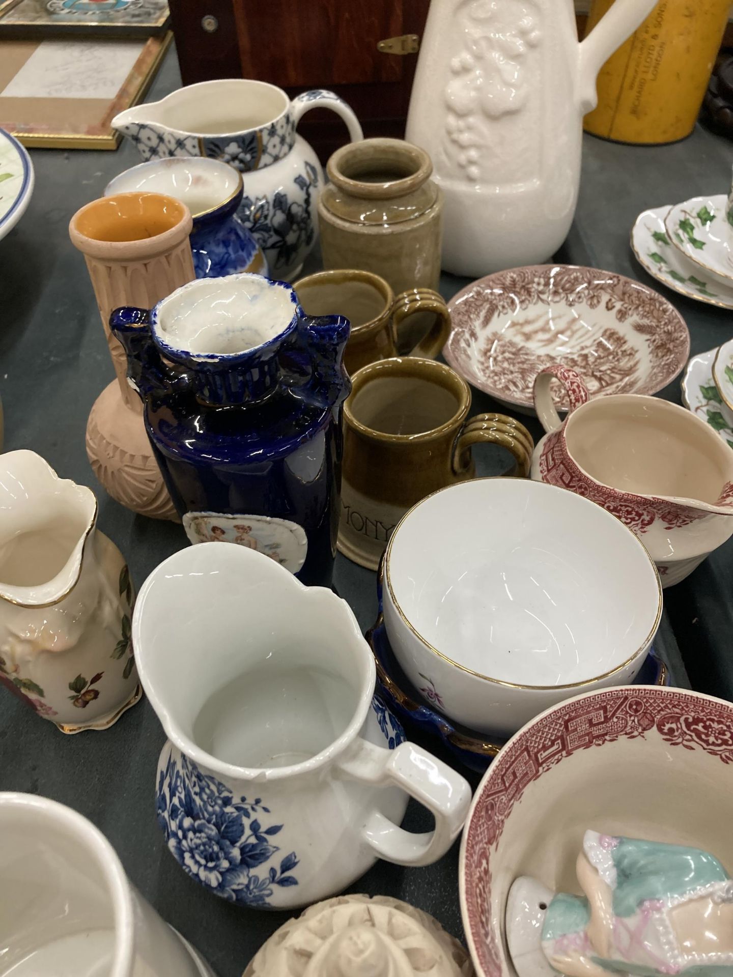 A QUANTITY OF CERAMIC ITEMS TO INCLUDE SPODE 'PINK CAMELIA' SIDE PLATES, VASES, JUGS, STONEWARE, - Image 3 of 4
