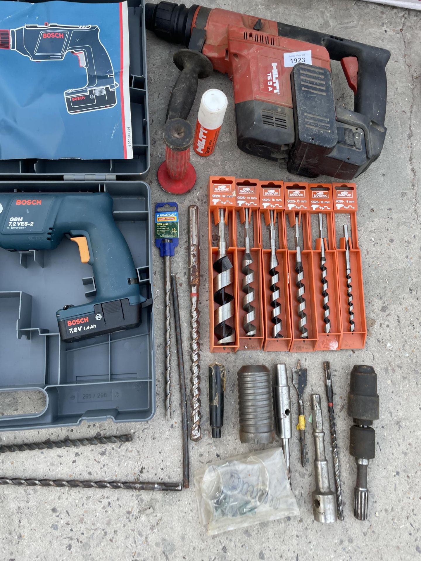 AN ASSORTMENT OF ITEMS TO INCLUDE A HILTI SDS DRILL, A BOSCH BATTERY DRILL AND DRILL BITS ETC - Image 2 of 3