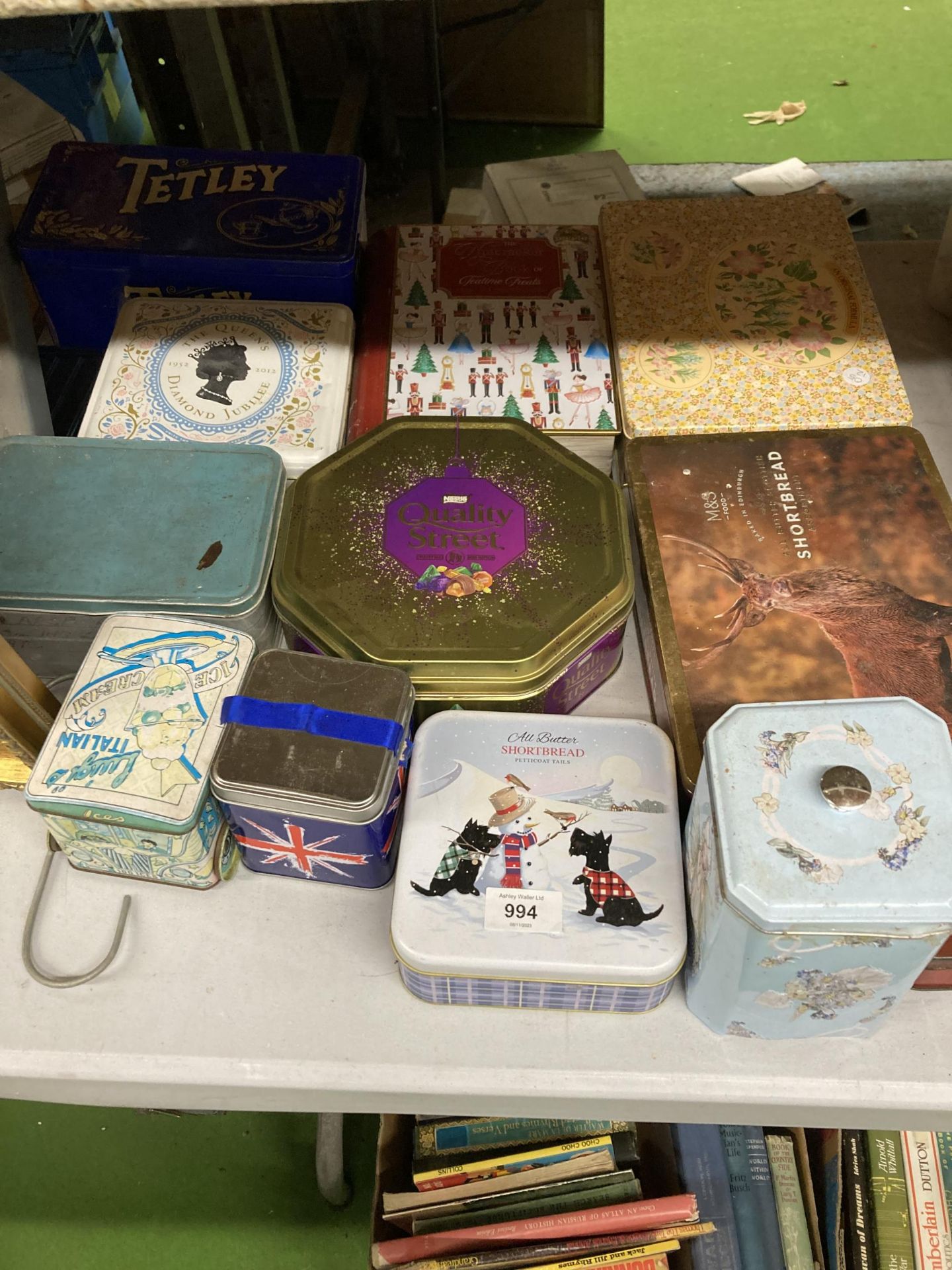 A LARGE COLLECTION OF VINTAGE TINS