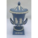 A WEDGWOOD PALE BLUE JASPERWARE PEDESTAL VASE / URN AND COVER OF CAMPANA FORM