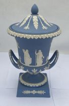 A WEDGWOOD PALE BLUE JASPERWARE PEDESTAL VASE / URN AND COVER OF CAMPANA FORM