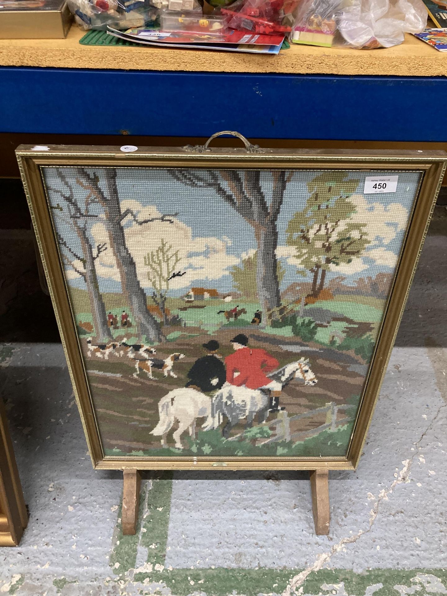 A VINTAGE FIRE SCREEN WITH A TAPESTRY HUNT SCENE WITH A WOODEN AND METAL FRAME, 49CM X 68CM
