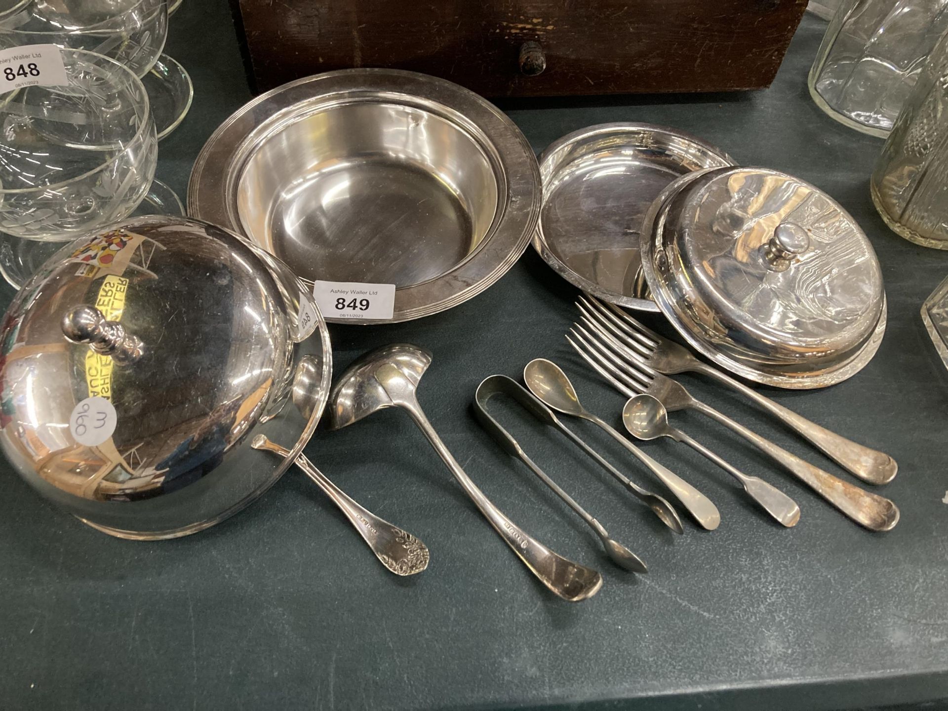 A QUANTITY OF SILVER PLATED ITEMS TO INCLUDE TWO SERVING DISHES WITH CLOCHE LIDS, SMALL LADELS, - Image 2 of 2