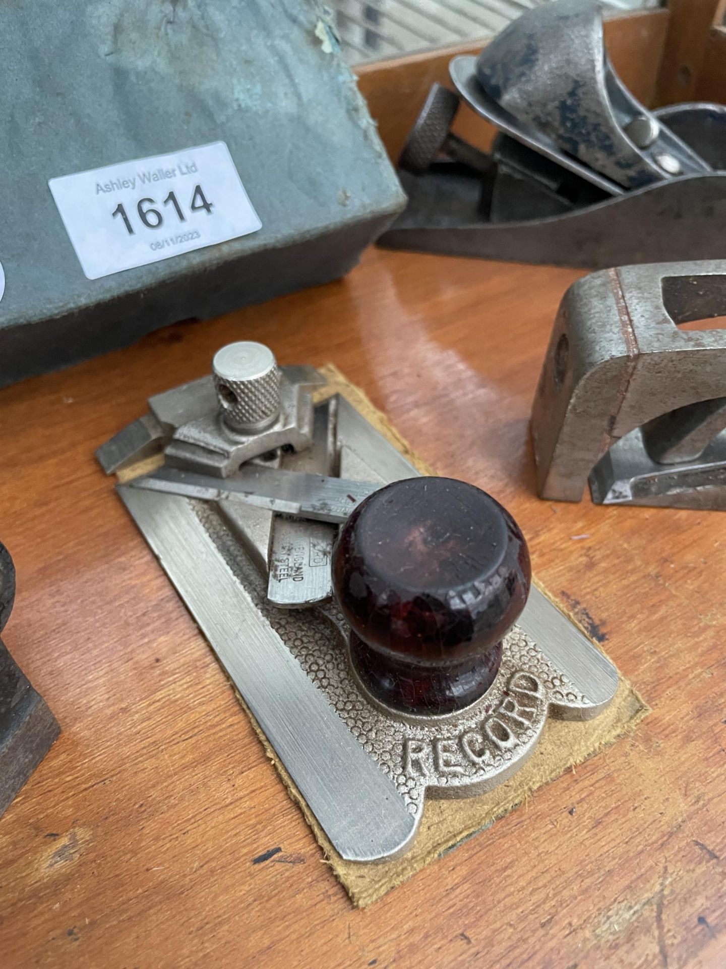 FIVE VINTAGE ASSORTED WOOD PLANES TO INCLUDE RECORD AND STANLEY ETC - Image 6 of 6