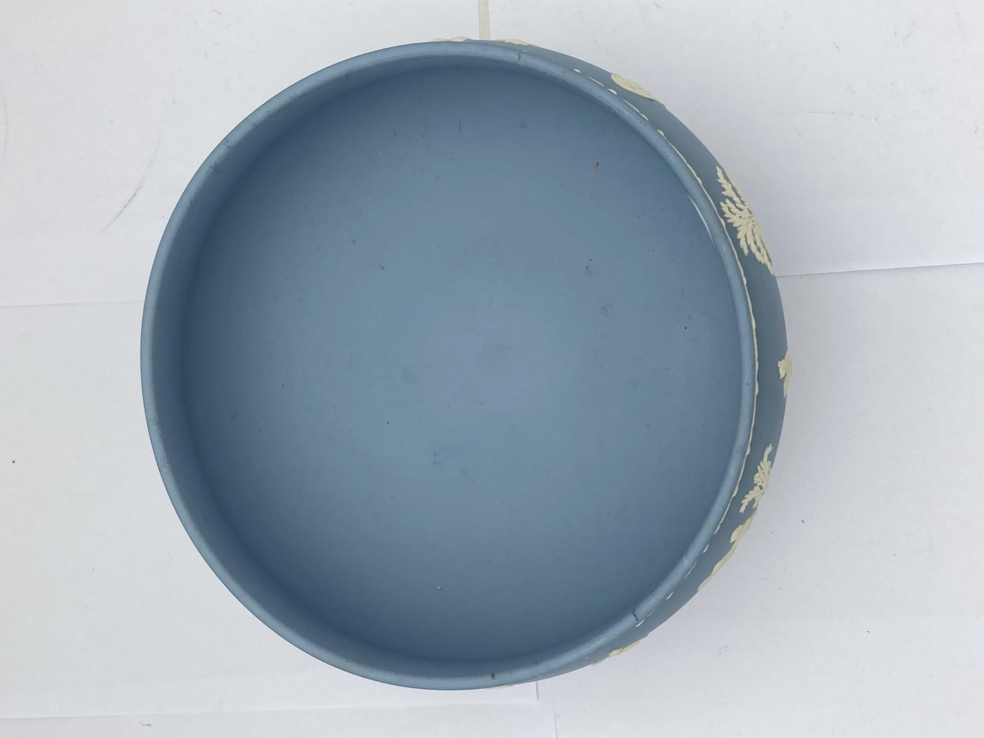 A WEDGWOOD PALE BLUE JASPERWARE PEDESTAL BOWL - Image 2 of 3