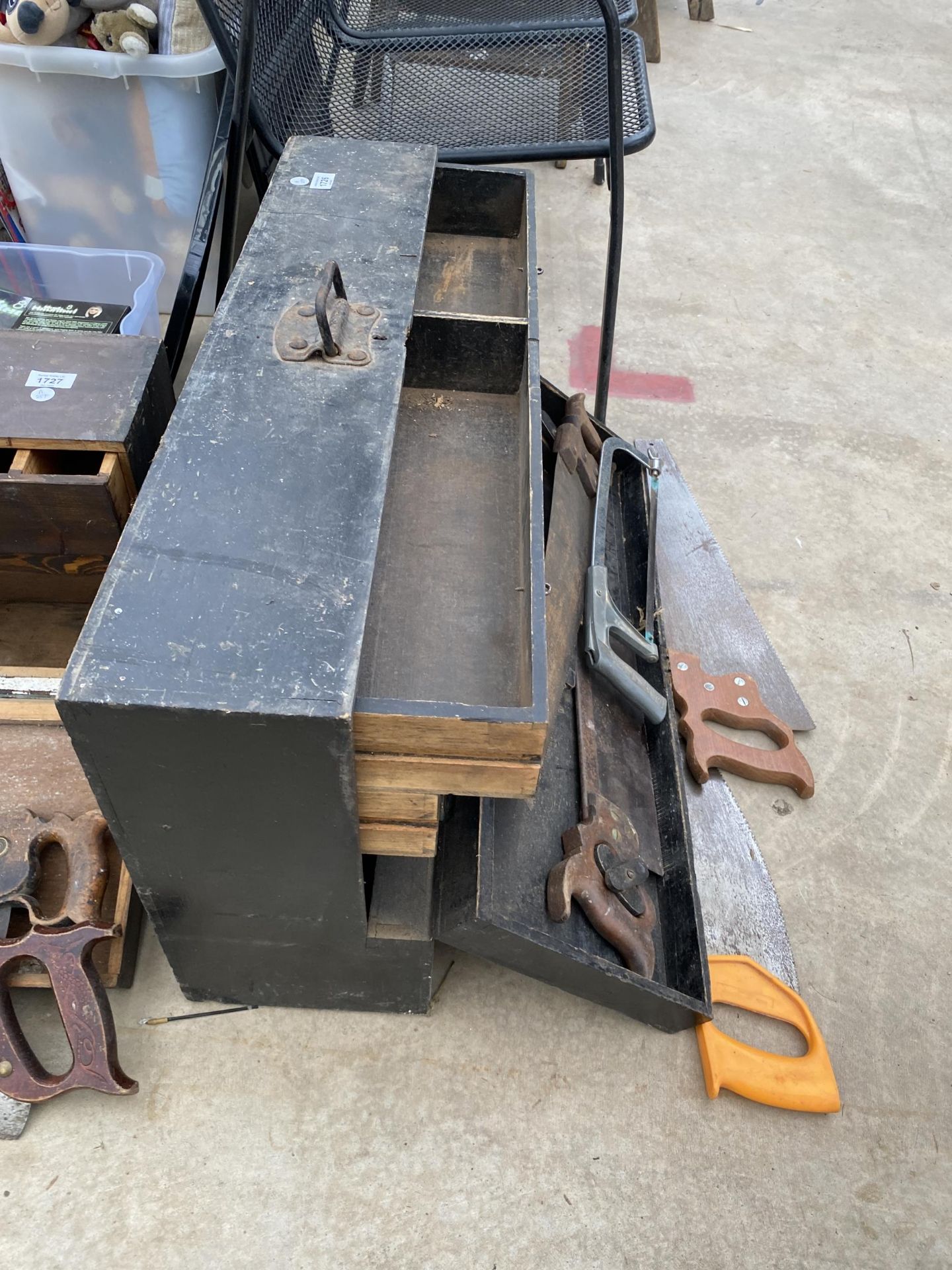 A VINTAGE WOODEN JOINERS CHEST CONTAINING TOOLS TO INCLUDE SCREW DRIVERS, A RASP AND SAWS ETC - Image 3 of 3