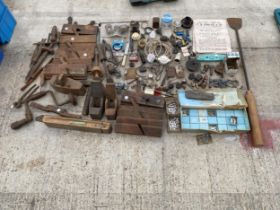 A LARGE ASSORTMENT OF VINTAGE TOOLS AND HARDWARE TO INCLUDE WOOD PLANES, PLIERS AND DOOR NUMBERS ETC