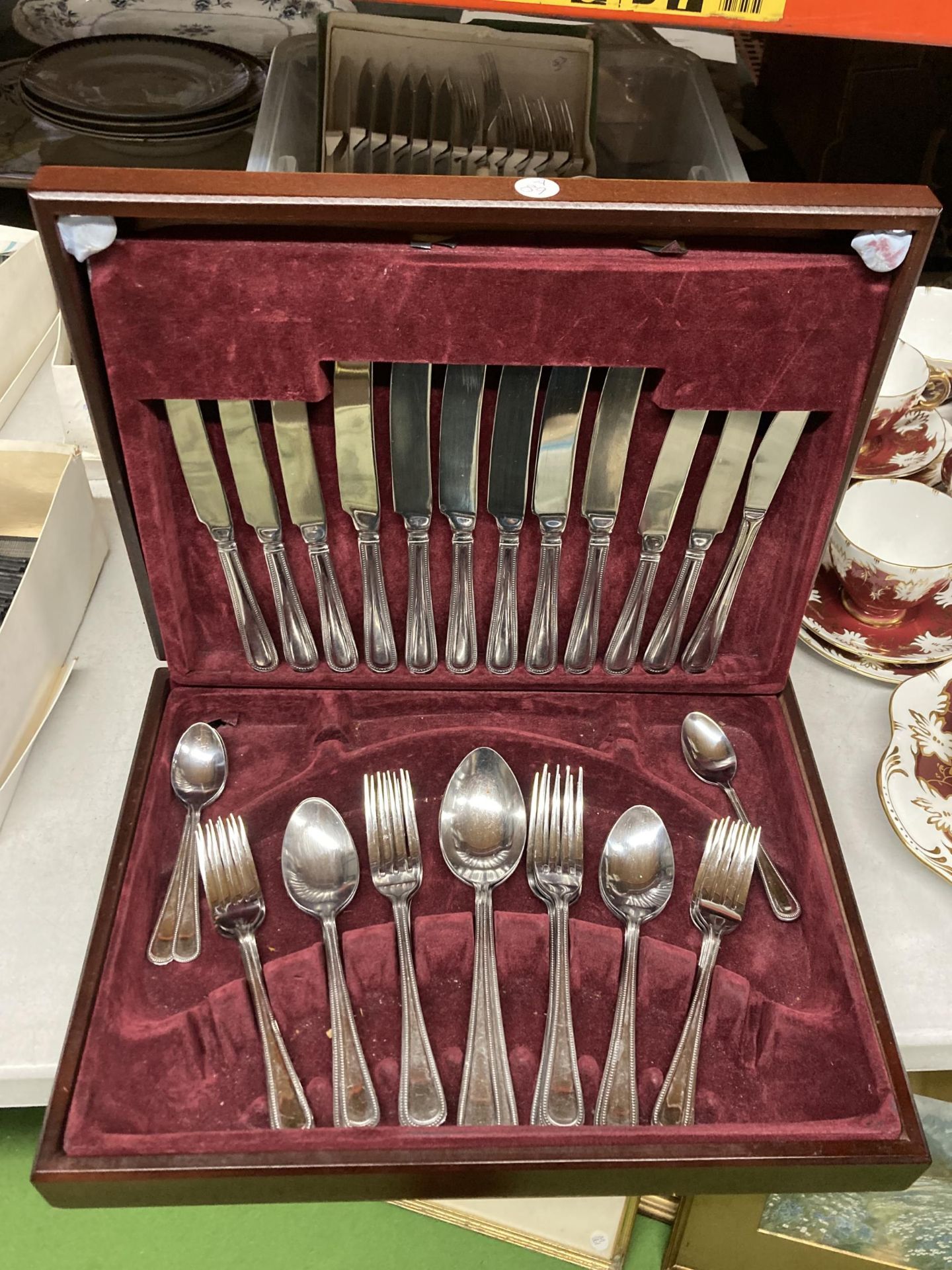 A LARGE QUANTITY OF FLATWARE TO INCLUDE A CASED CANTEEN OF CUTLERY, PLUS A LARGE BOX OF KNIVES, - Image 2 of 4