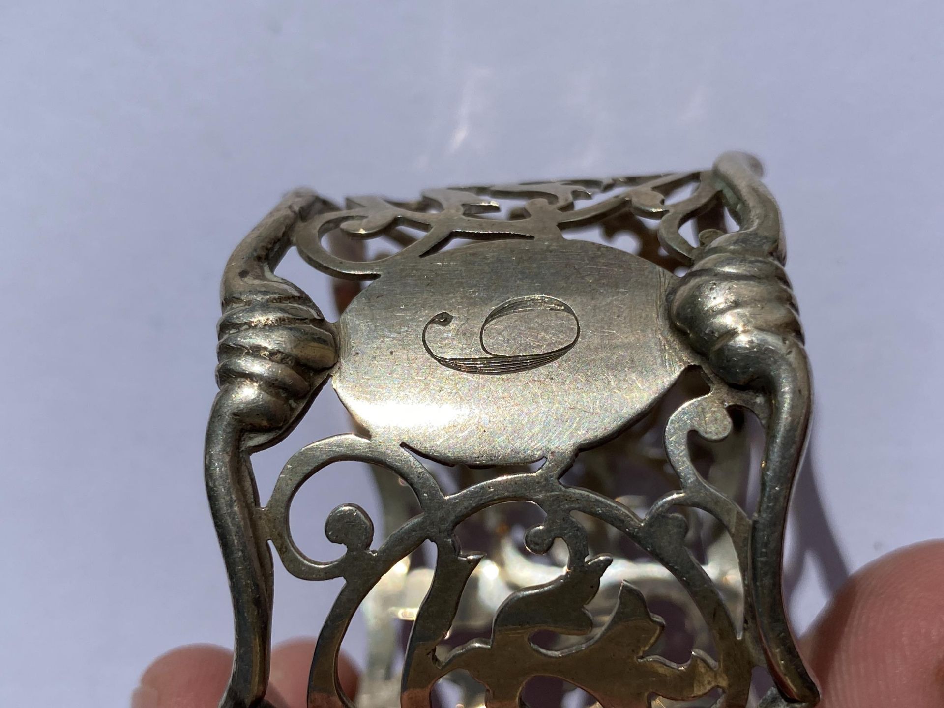 AN EDWARD VII 1909 HALLMARKED BIRMINGHAM SILVER HEAVY GAUGE NAPKIN RING, MAKER HENRY MORETON, HEIGHT - Image 4 of 5