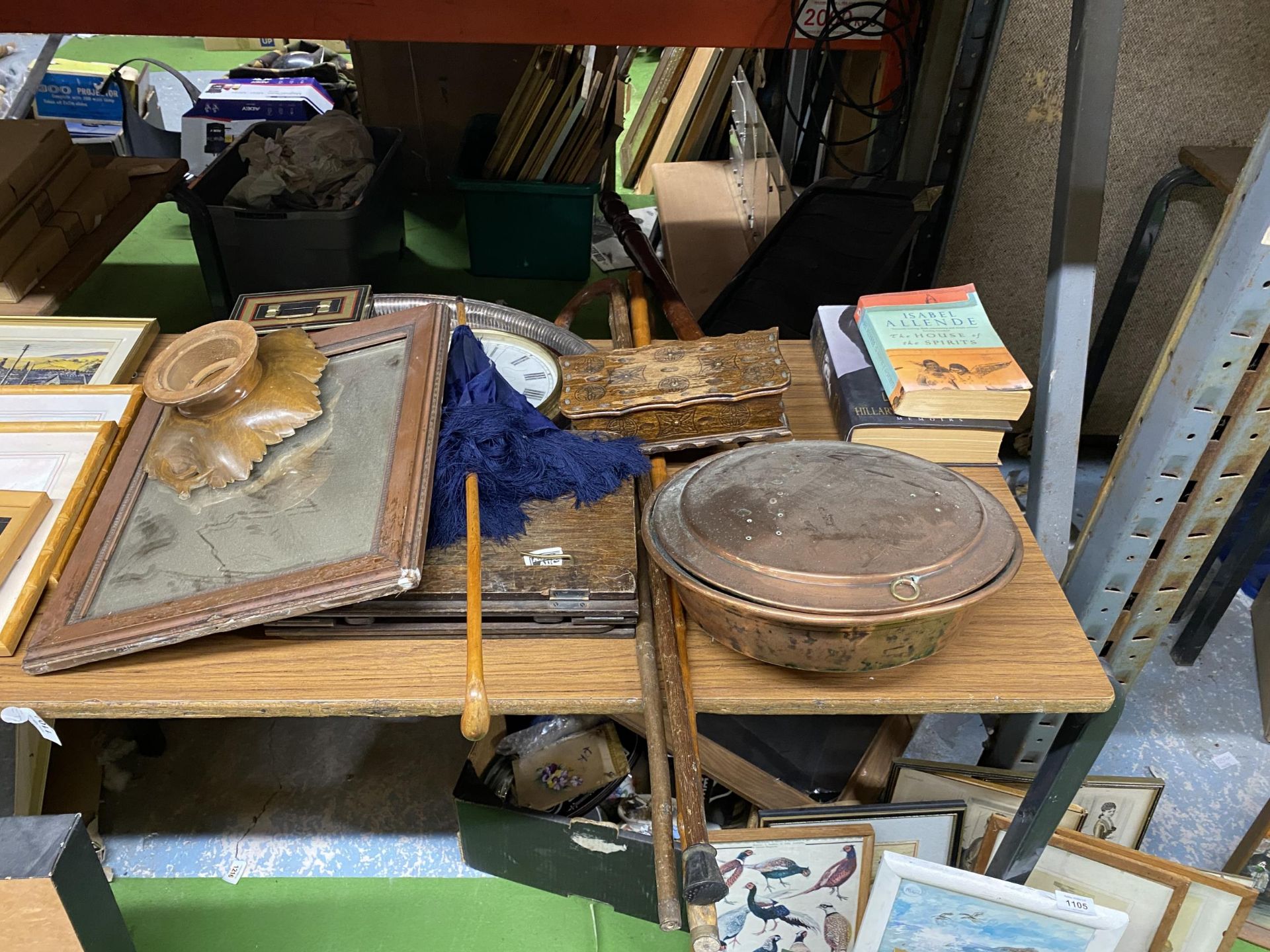 A MIXED VINTAGE LOT TO INCLUDE MIRROR, COPPER WARMIGN PAN ETC
