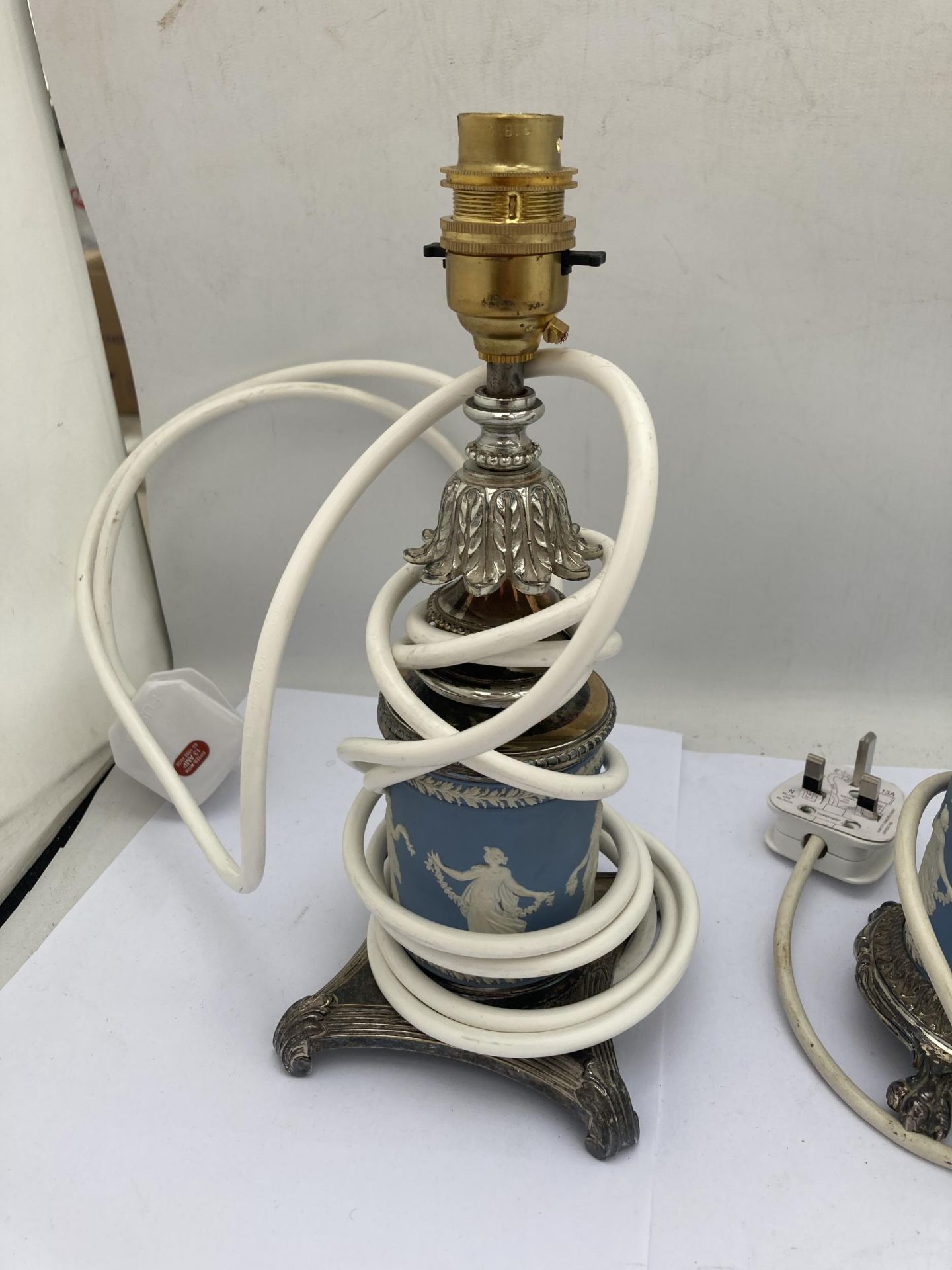 A GROUP OF THREE WEDGWOOD PALE BLUE JASPERWARE TABLE LAMPS TO INCLUDE TWO METAL BASED EXAMPLES - Bild 2 aus 4