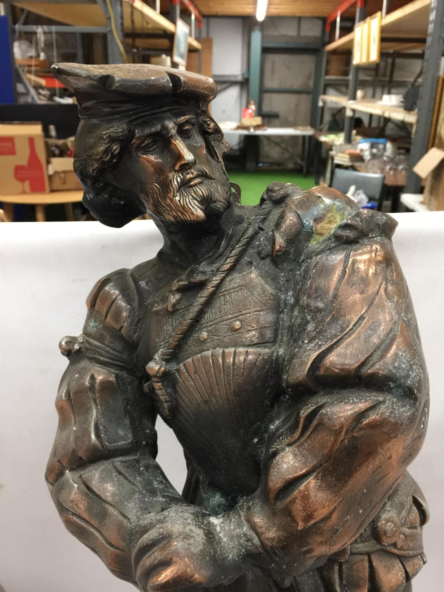 A LARGE BRONZE EFFECT SPELTER FIGURE OF A 16TH CENTURY ITALIAN MUSKETEER ON PEDESTAL, 30" HEIGHT - Image 2 of 4