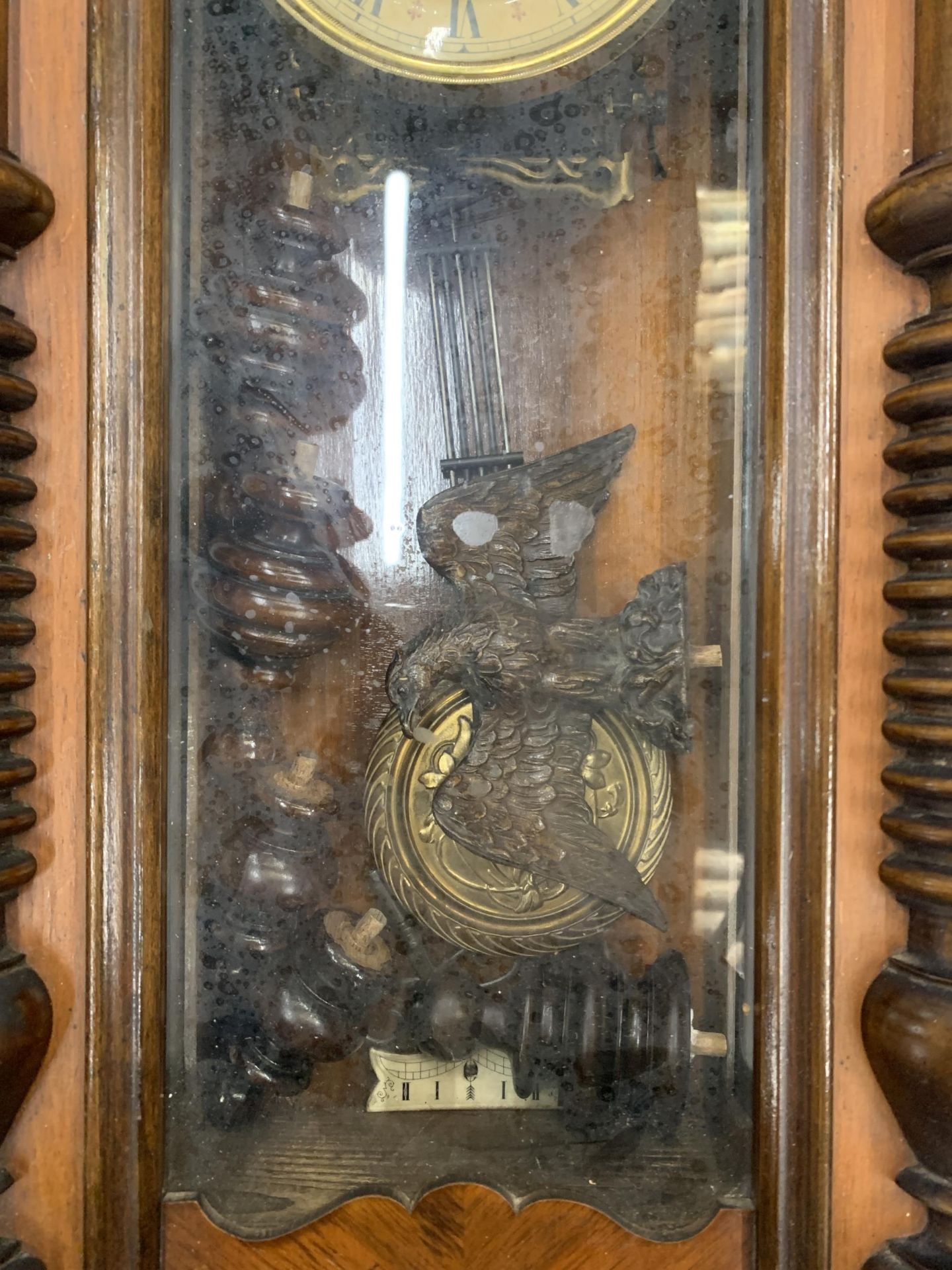 A MAHOGANY CASED VIENNA WALL CLOCK WITH EAGLE DESIGN TOP, WITH PENDULUM AND KEY - Image 3 of 7