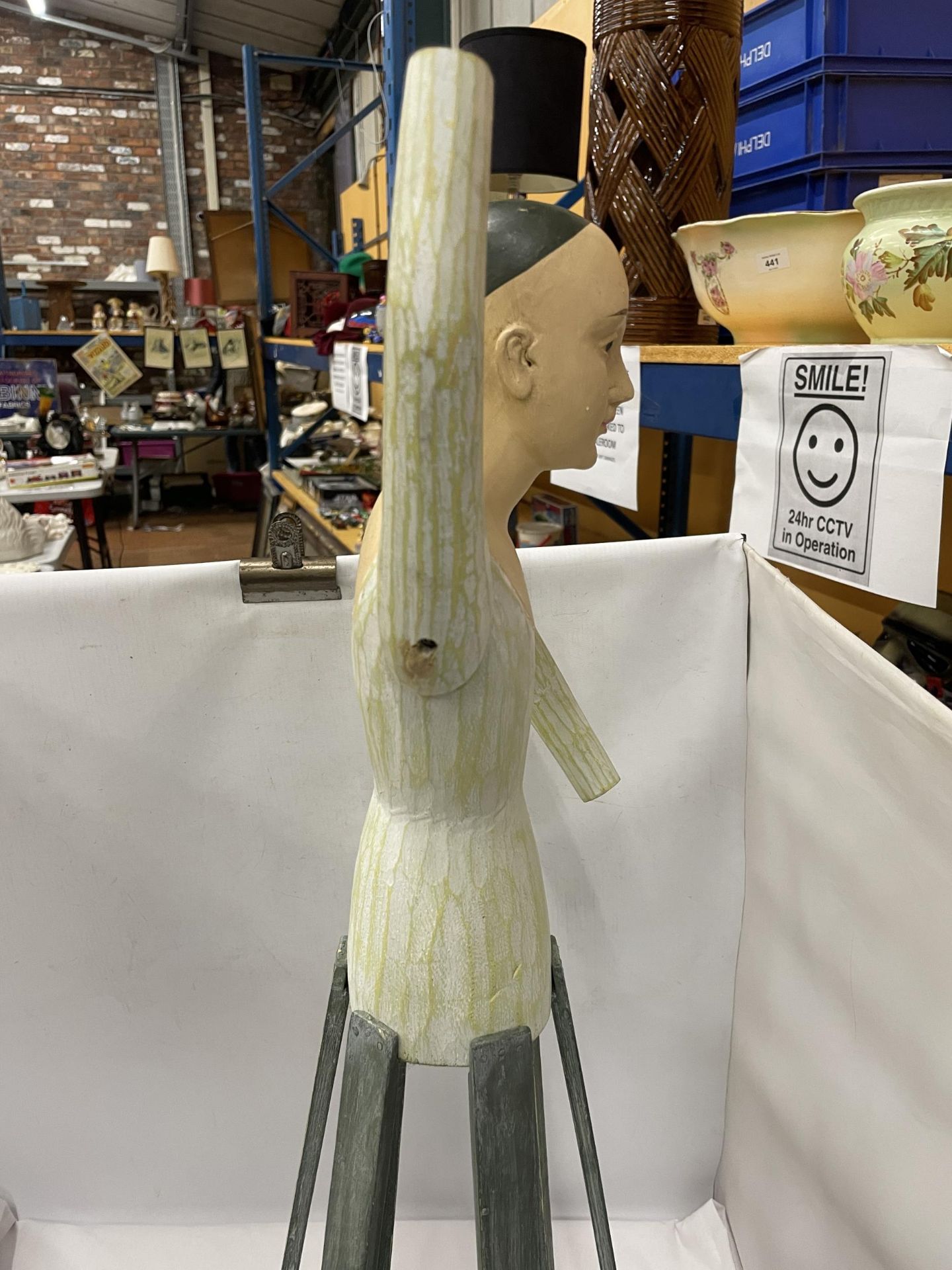 AN UNUSUAL PAINTED WOODEN DOLL ON STAND WITH MOVEABLE ARMS - Image 4 of 4