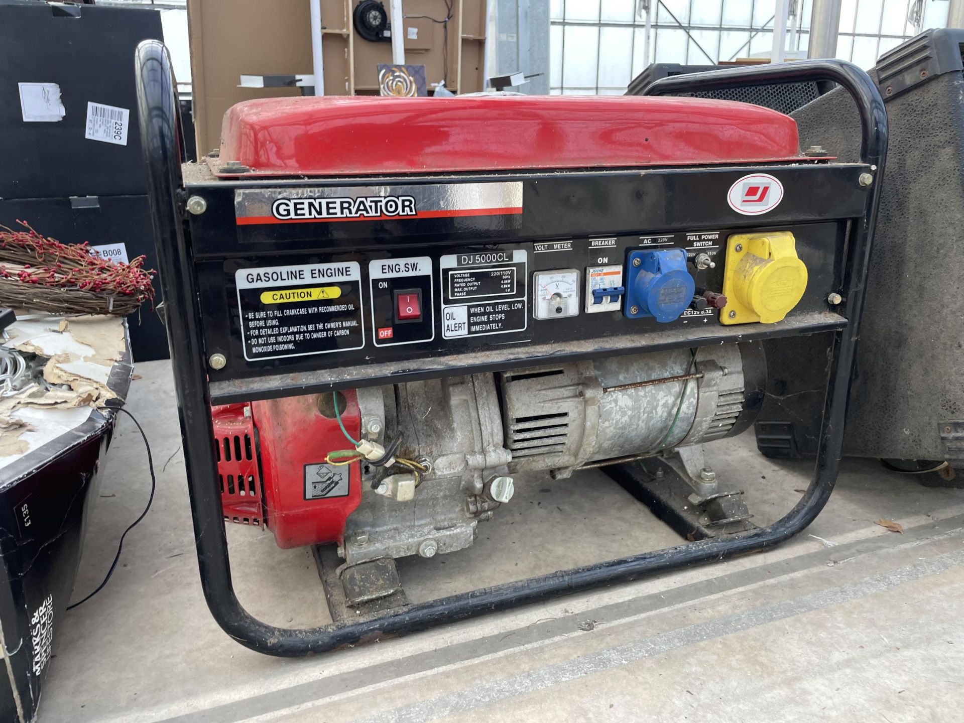 A LARGE HEAVY DUTY GASOLINE GENERATOR - Image 2 of 3