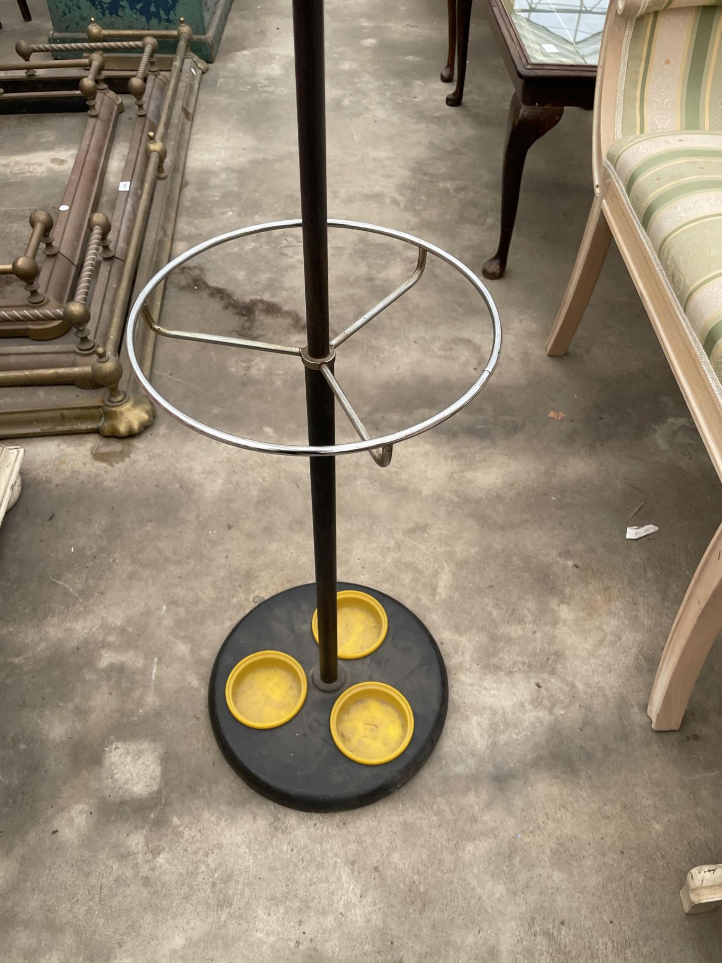 A RETRO HAGO ATOMIC SPUTNIK COAT/STICK STAND WITH YELLOW TERMINALS AND DISHES - Image 3 of 3