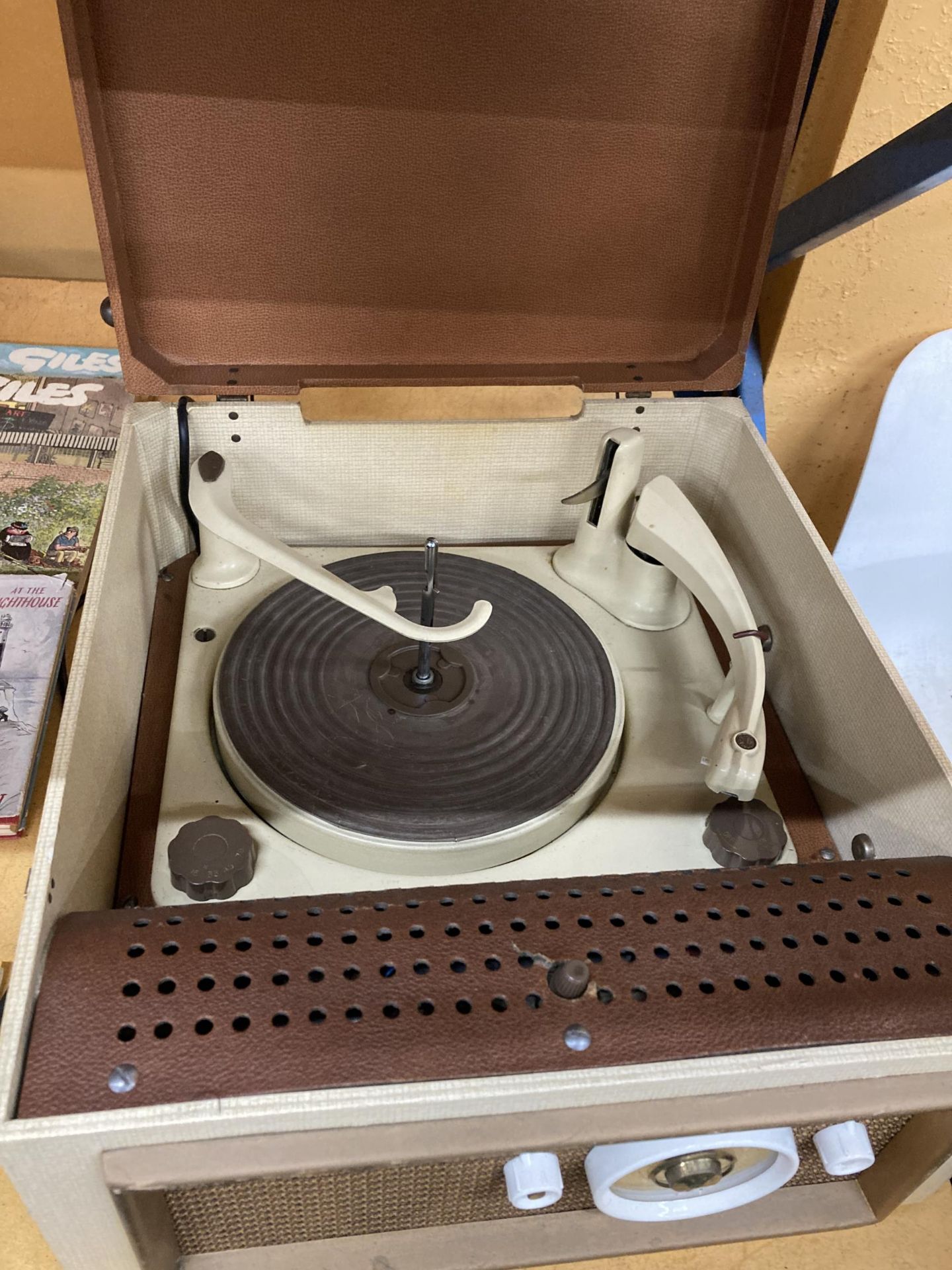 A KB RADIO TUNETIME VINTAGE RECORD PLAYER IN A CASE - Image 3 of 3