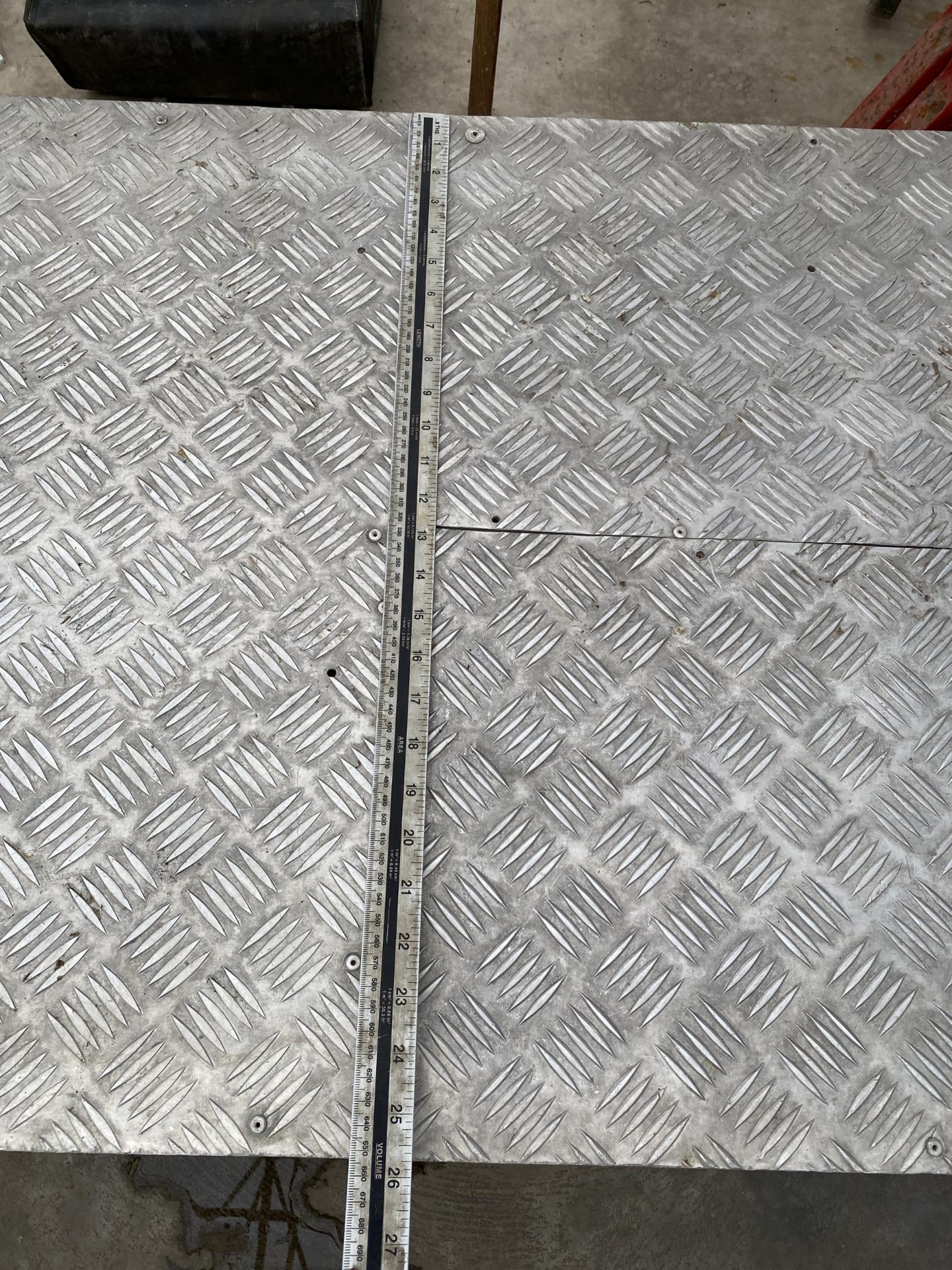 AN ALUMINIUM STEP WITH CHEQUER PLATE FLOOR - Image 3 of 4