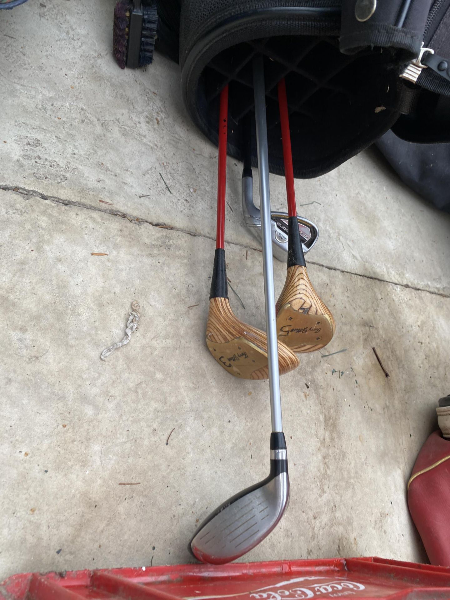 THREE VARIOUS GOLF BAGS AND AN ASSORTMENT OF GOLF CLUBS - Image 3 of 3