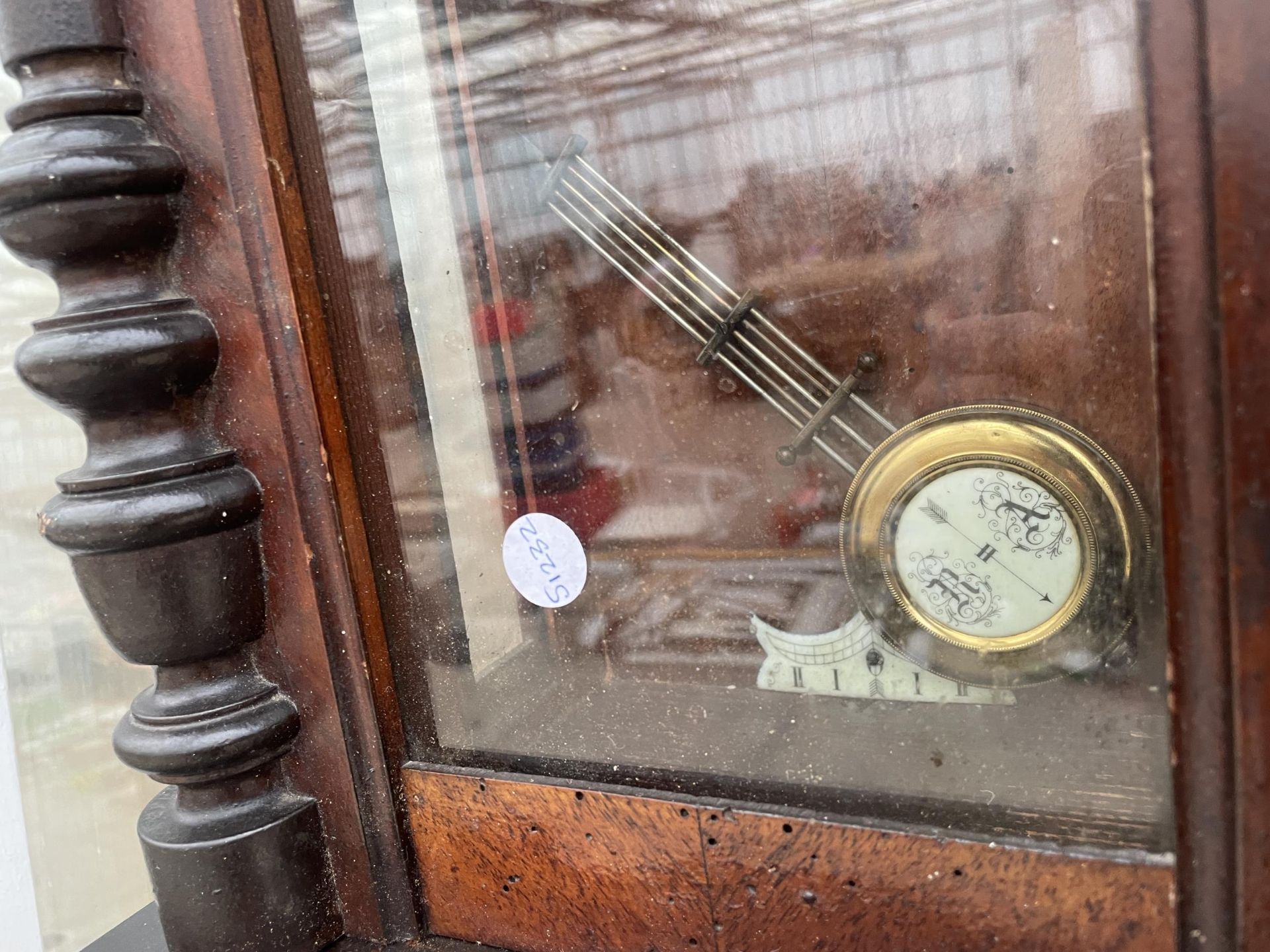 A VINTAGE MAHOGANY CHIMING WALL CLOCK - Bild 3 aus 3