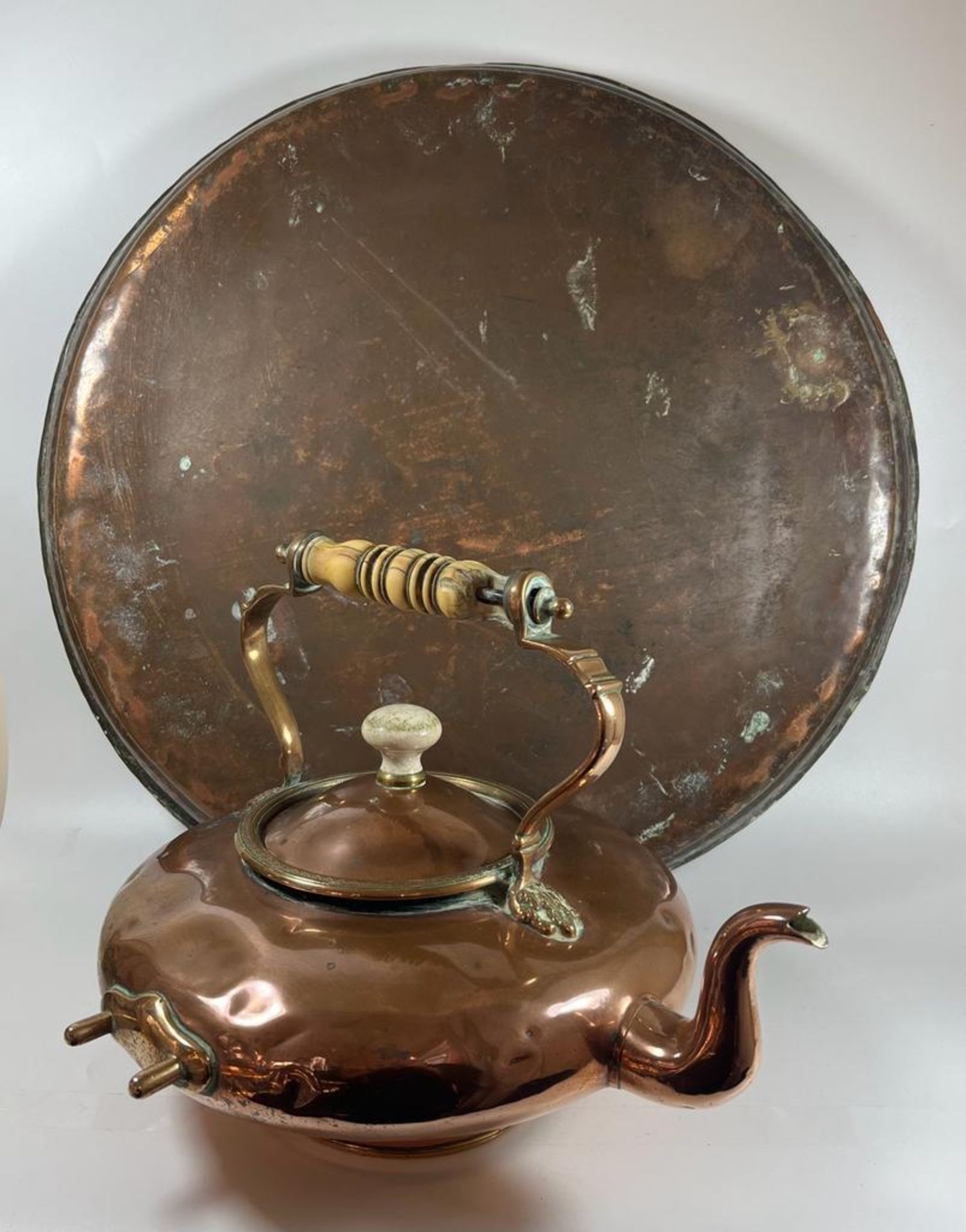 TWO VINTAGE COPPER ITEMS - A SPIRIT KETTLE WITH WOODEN HANDLE AND LARGE ARTS AND CRAFTS CIRCULAR - Bild 3 aus 4