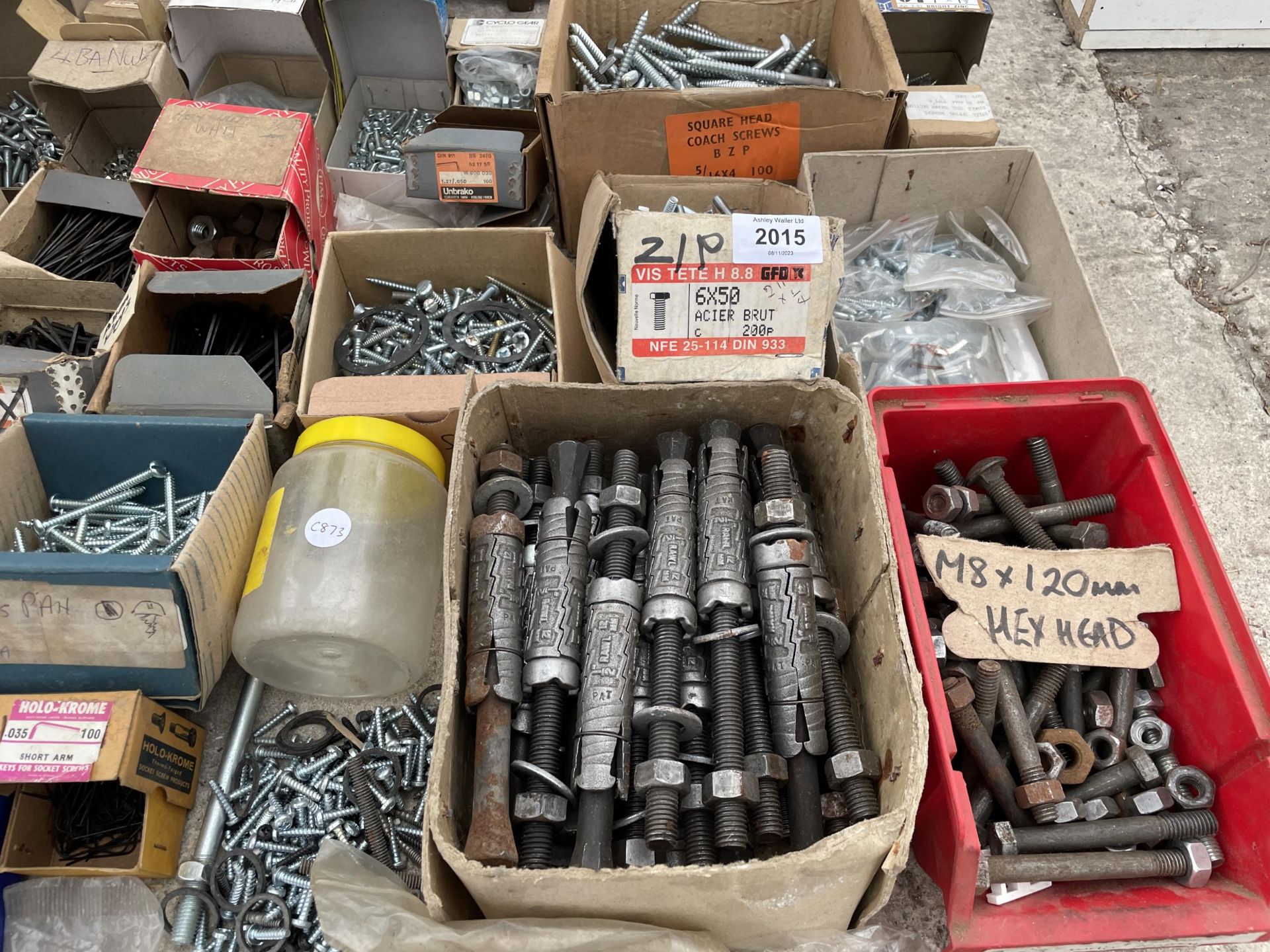 A LARGE ASSORTMENT OF HARDWARE TO INCLUDE SCREWS AND BOLTS ETC - Bild 2 aus 3