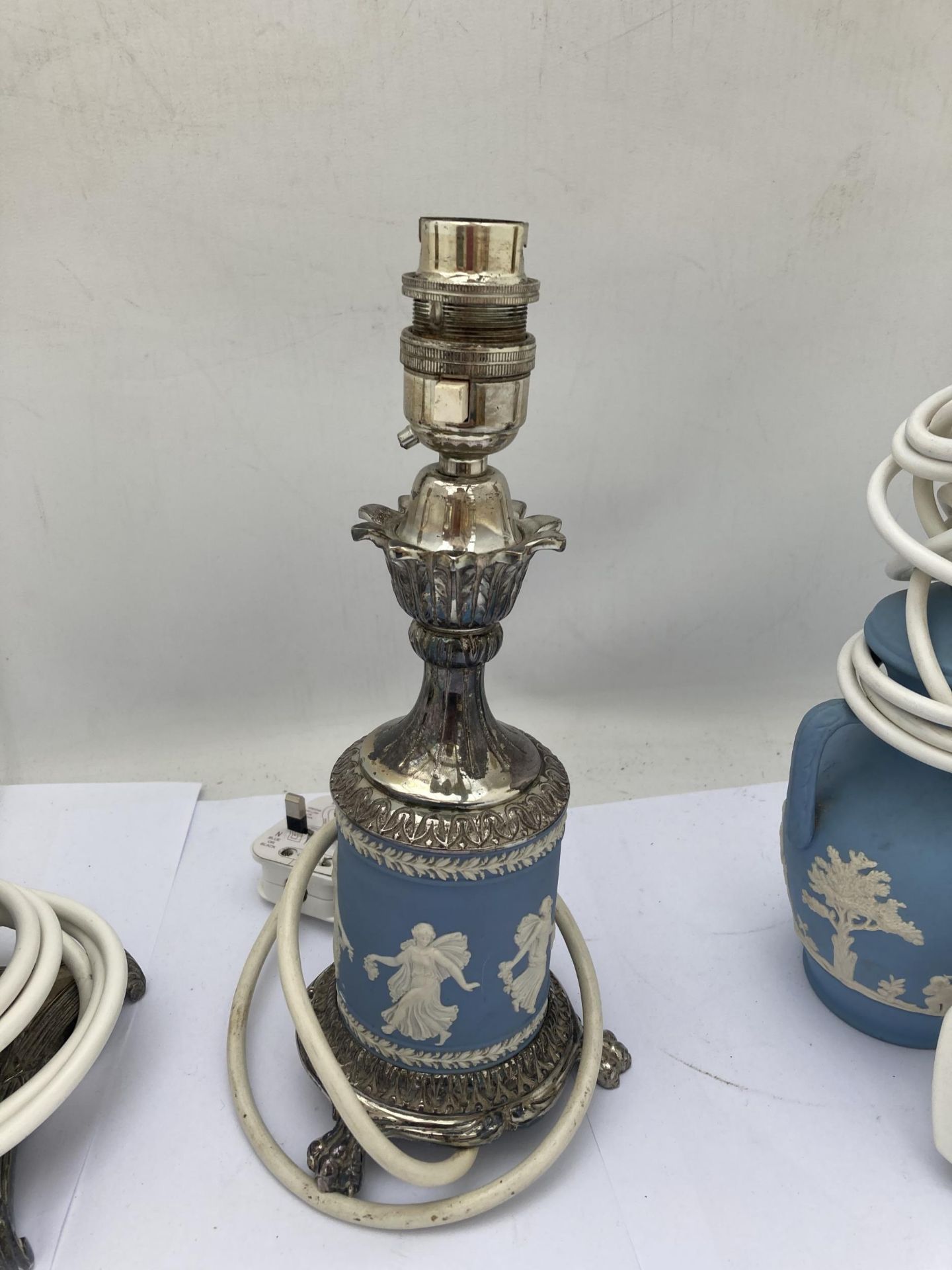 A GROUP OF THREE WEDGWOOD PALE BLUE JASPERWARE TABLE LAMPS TO INCLUDE TWO METAL BASED EXAMPLES - Bild 3 aus 4