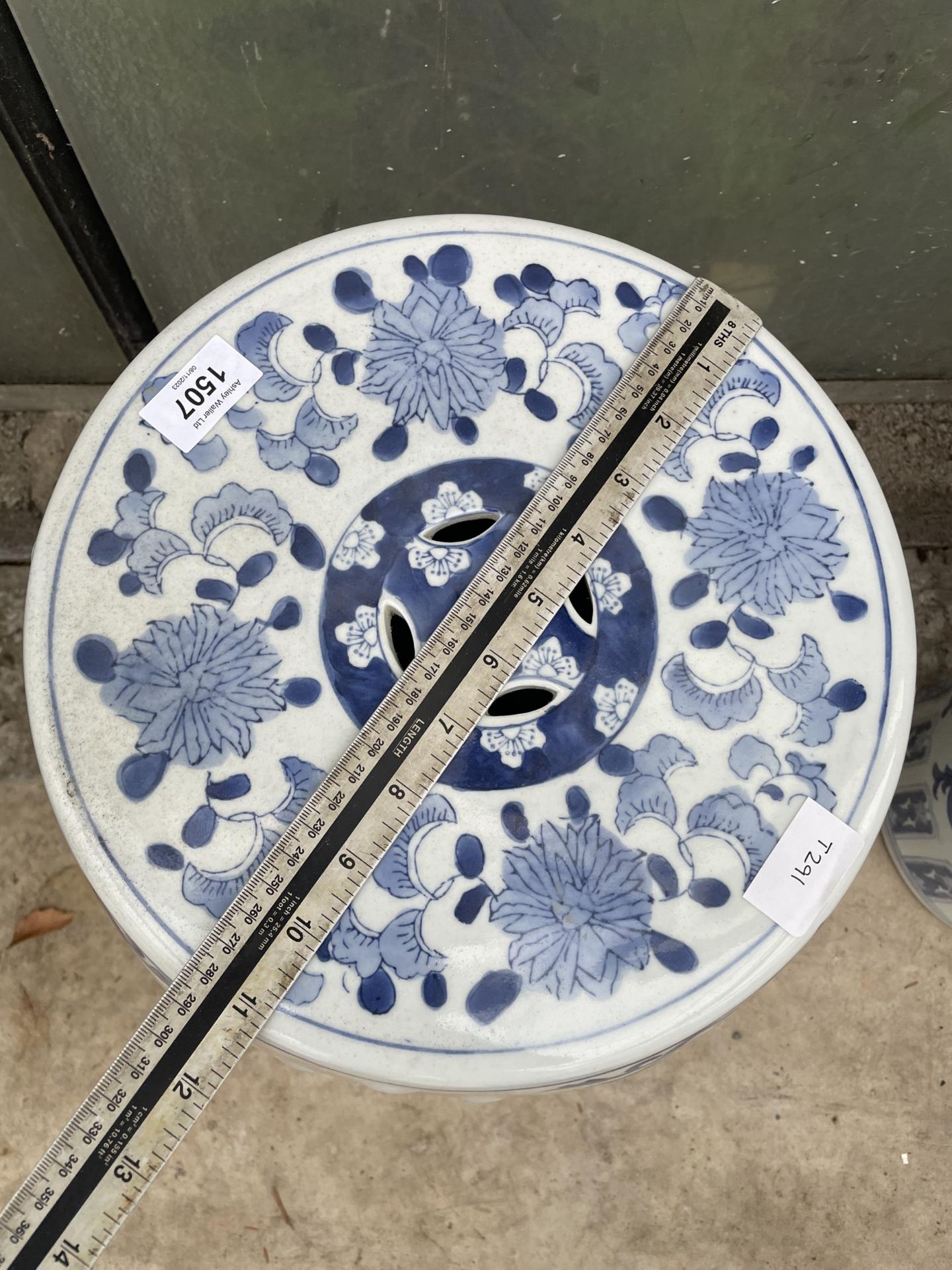 A BLUE AND WHITE ORIENTAL STYLE CERAMIC STOOL (H:47CM) - Image 3 of 4