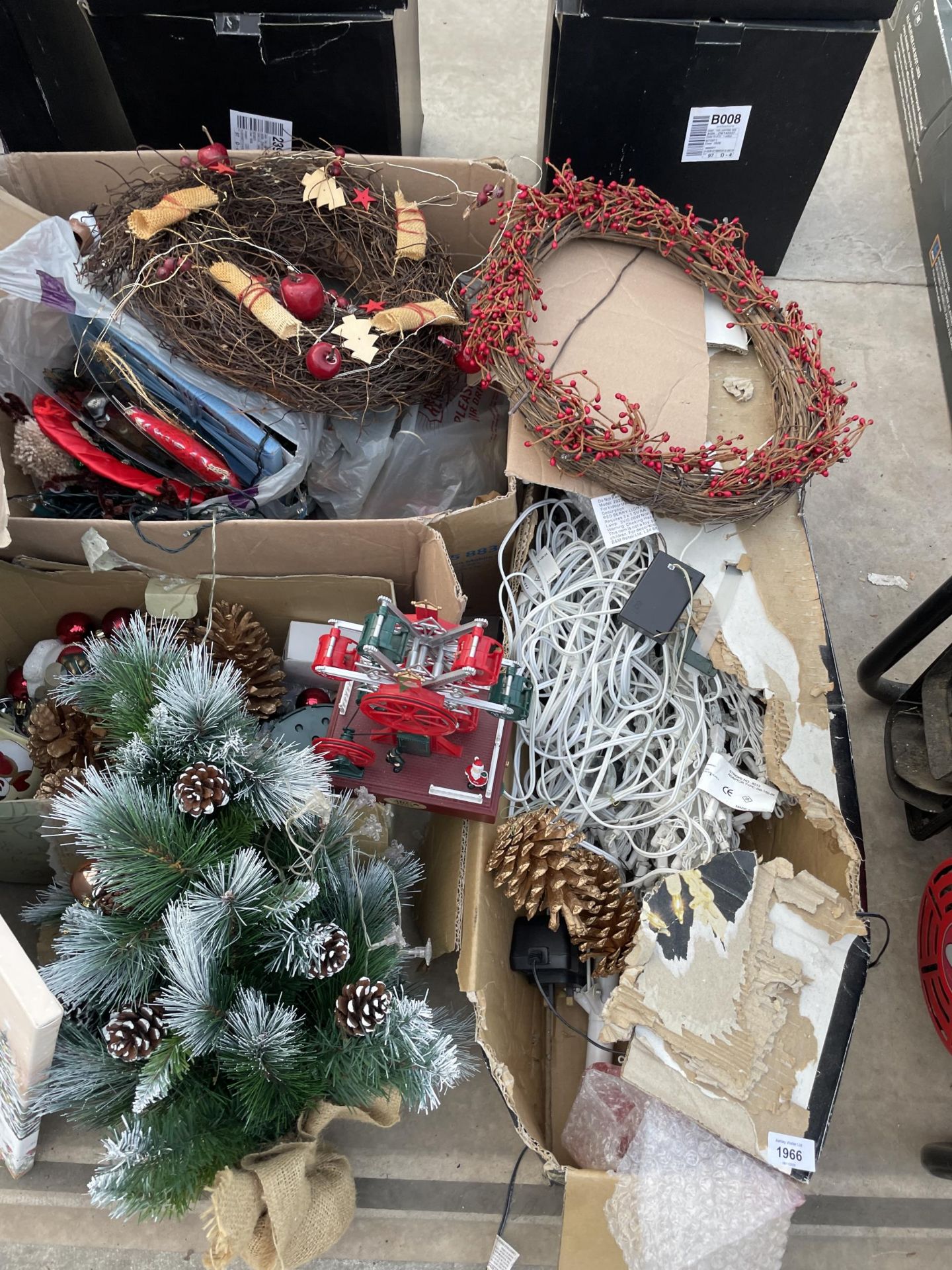 A LARGE QUANTITY OF CHRISTMAS DECORATIONS TO INCLUDE AN ARTIFICIAL TREE, WREATHS, LIGHTS AND BAUBLES - Image 2 of 5