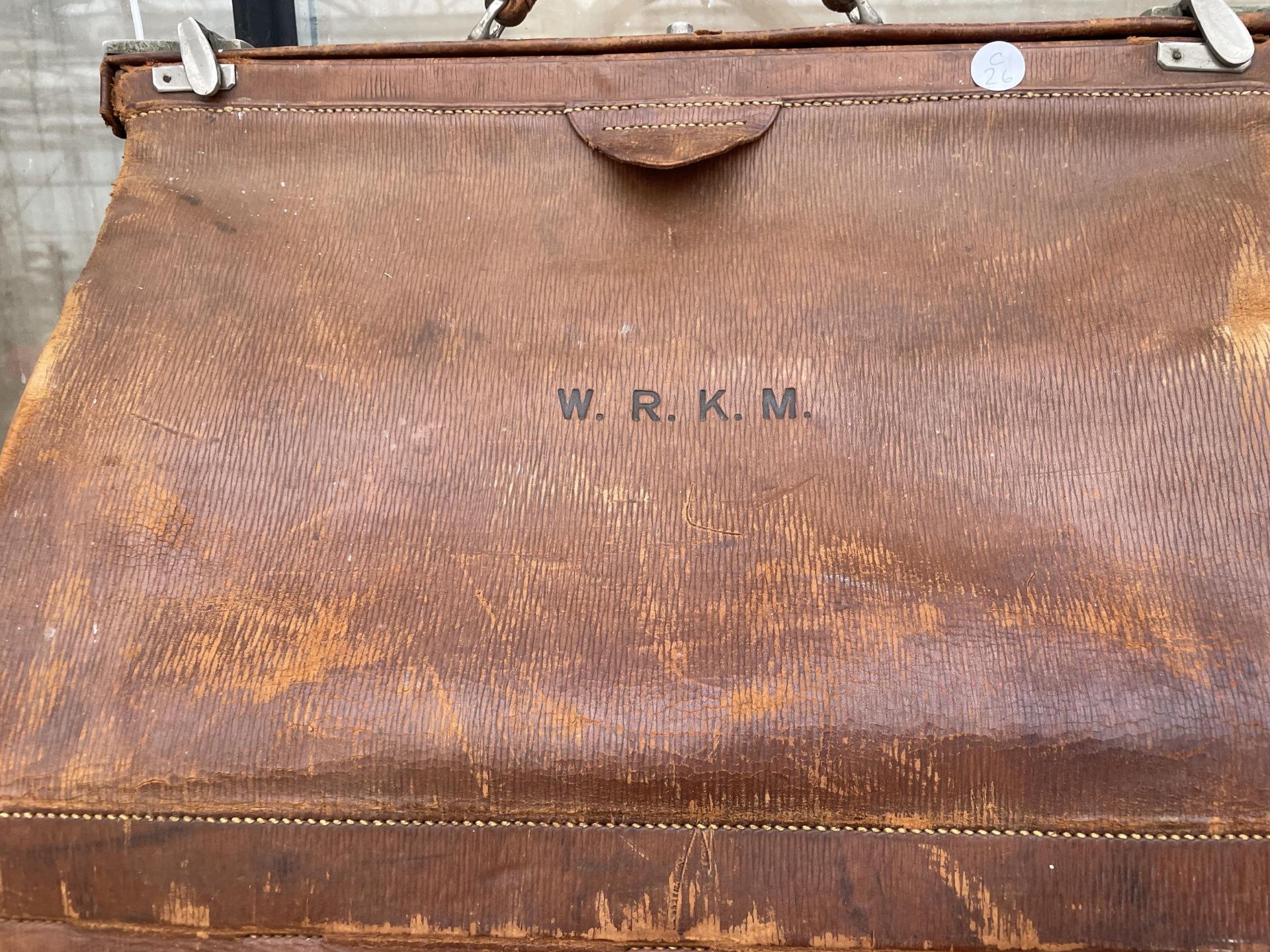 A VINTAGE LEATHER MEDICAL BAG BEARING THE INITIALS W.R.K.M - Image 2 of 3