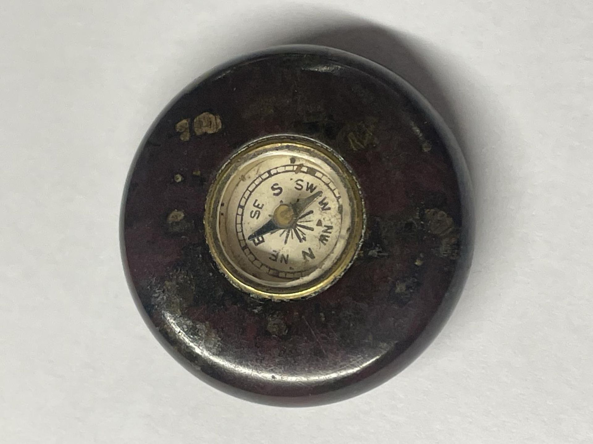 A SMALL VINTAGE AGATE COMPASS