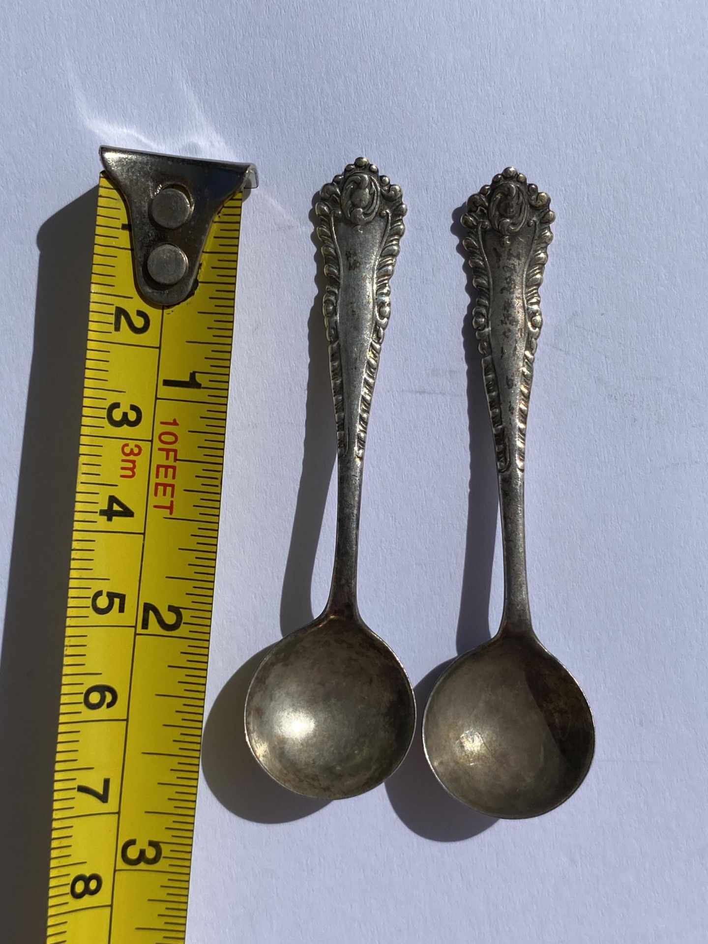 A PAIR OF VICTORIAN 1897 HALLMARKED SILVER OPEN SALT SPOONS, LENGTH 6.5 CM - Image 5 of 5