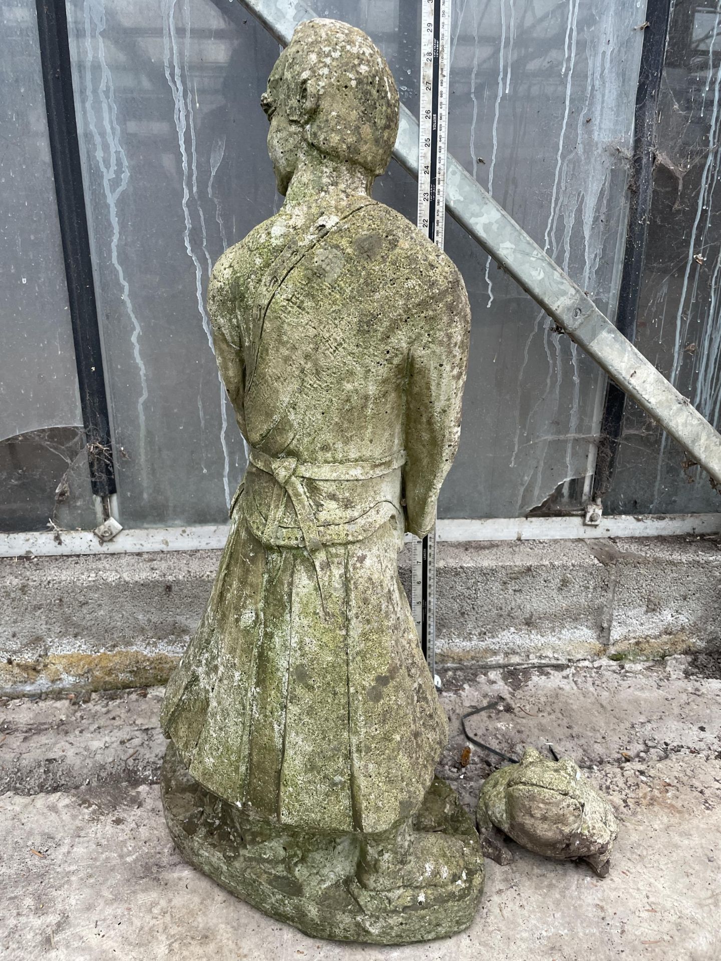 A CONCRETE GARDEN FIGURE OF A SAMURAI (H:71CM) AND A FURTHER FIGURE OF A FROG - Image 4 of 4