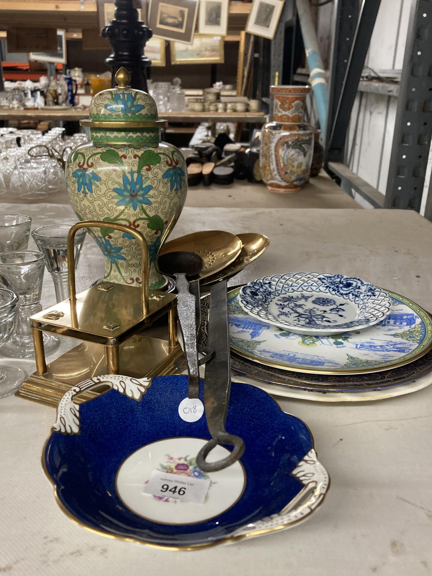 A MIXED LOT TO INCLUDE A CLOISONNE VASE ON A WOODEN BASE, BRASS SKILLET, VINTAGE GLASSES, A SODA - Image 2 of 3