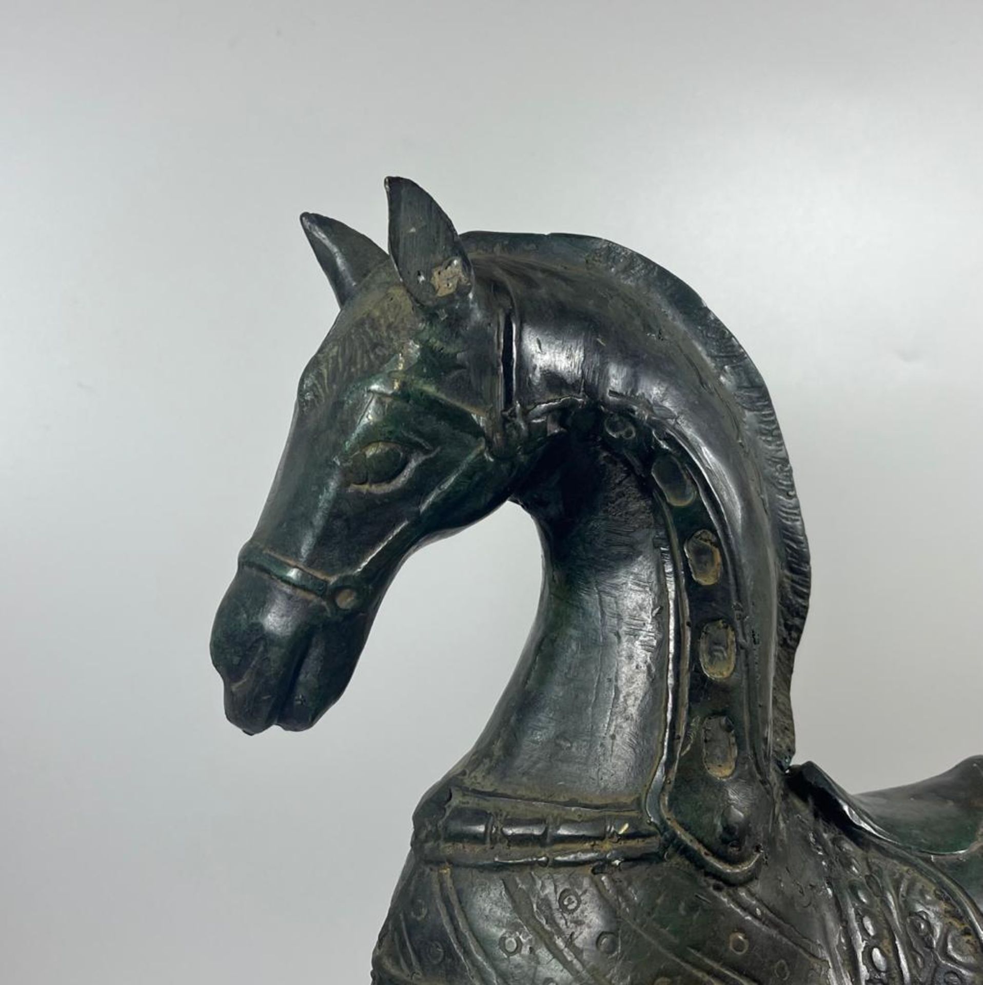 AN IMPRESSIVE LARGE PAIR OF ORIENTAL CHINESE BRONZE HORSES, HEIGHT 39CM - Image 9 of 10
