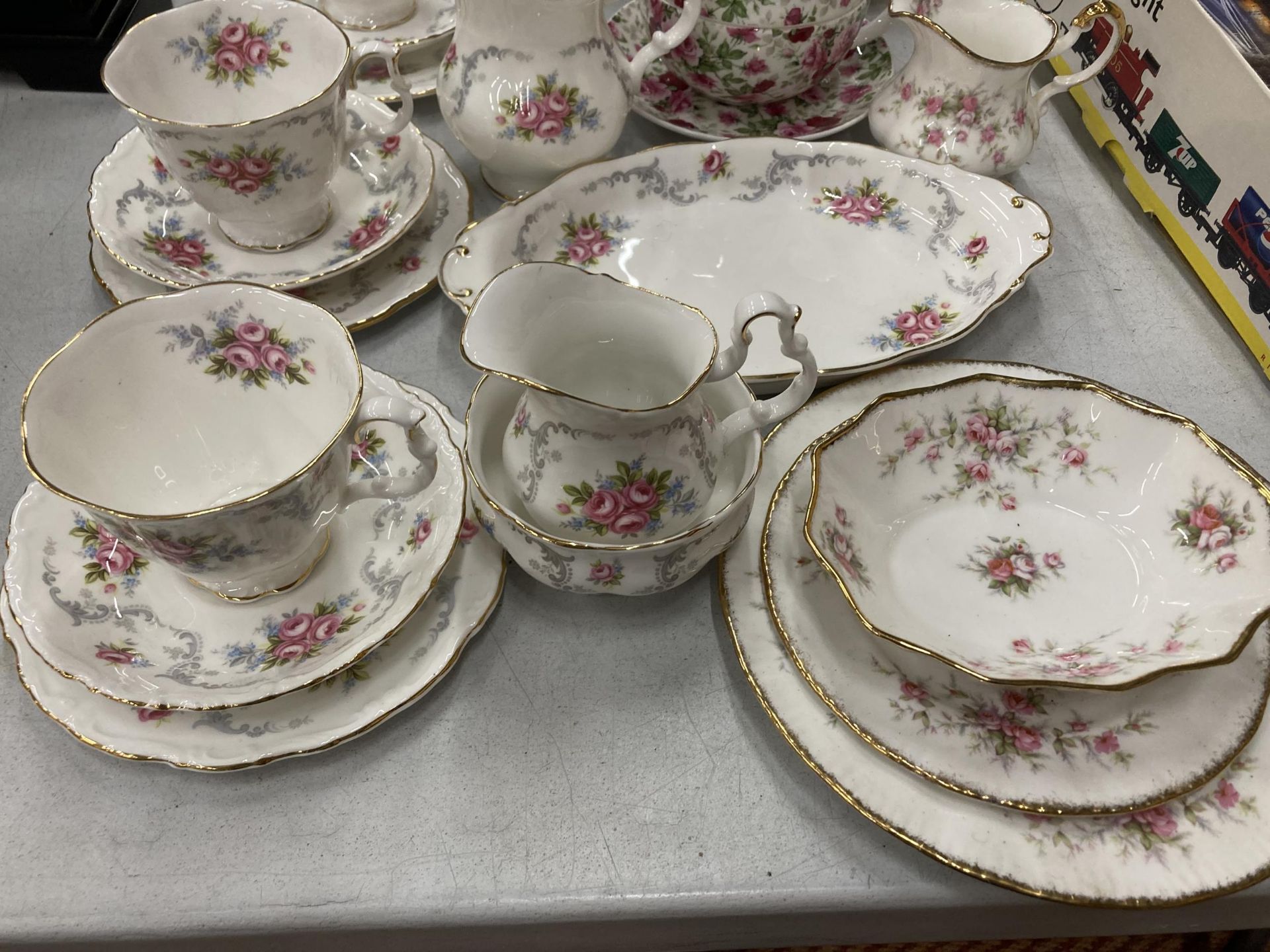 A MIXED COLLECTION OF BONE CHINA TEA WARES TO INCLUDE ROYAL ALBERT 'VICTORIA ROSE', MAXWELL & - Image 2 of 6