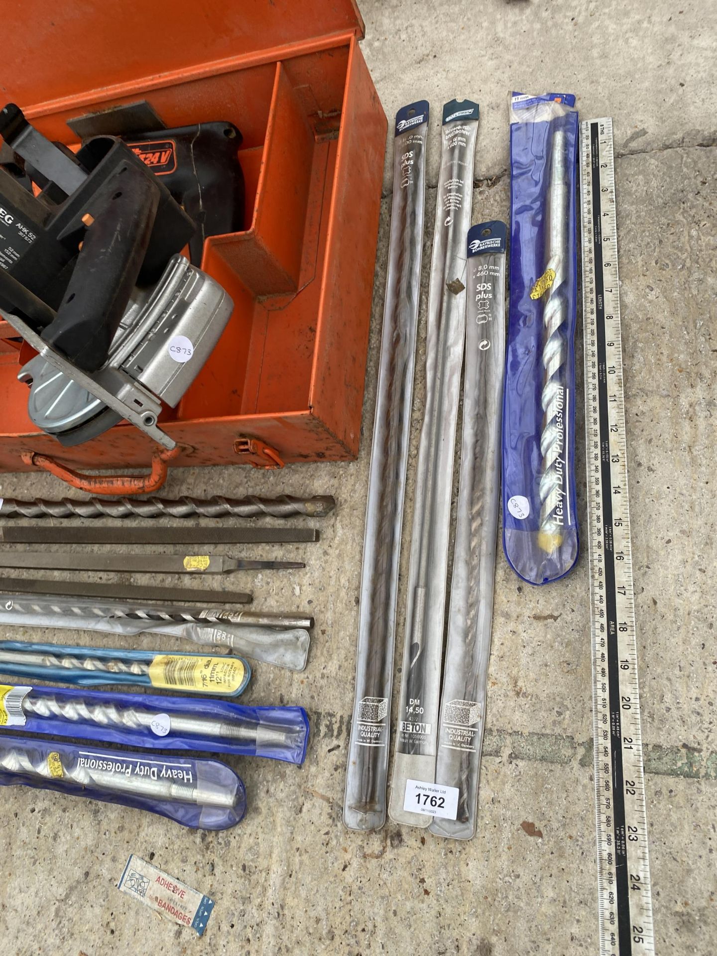 AN ASSORTMENT OF TOOLS TO INCLUDE RIP SAWS, TWO DRILLS AND HEAVY DUTY DRILL BITS ETC - Bild 4 aus 5