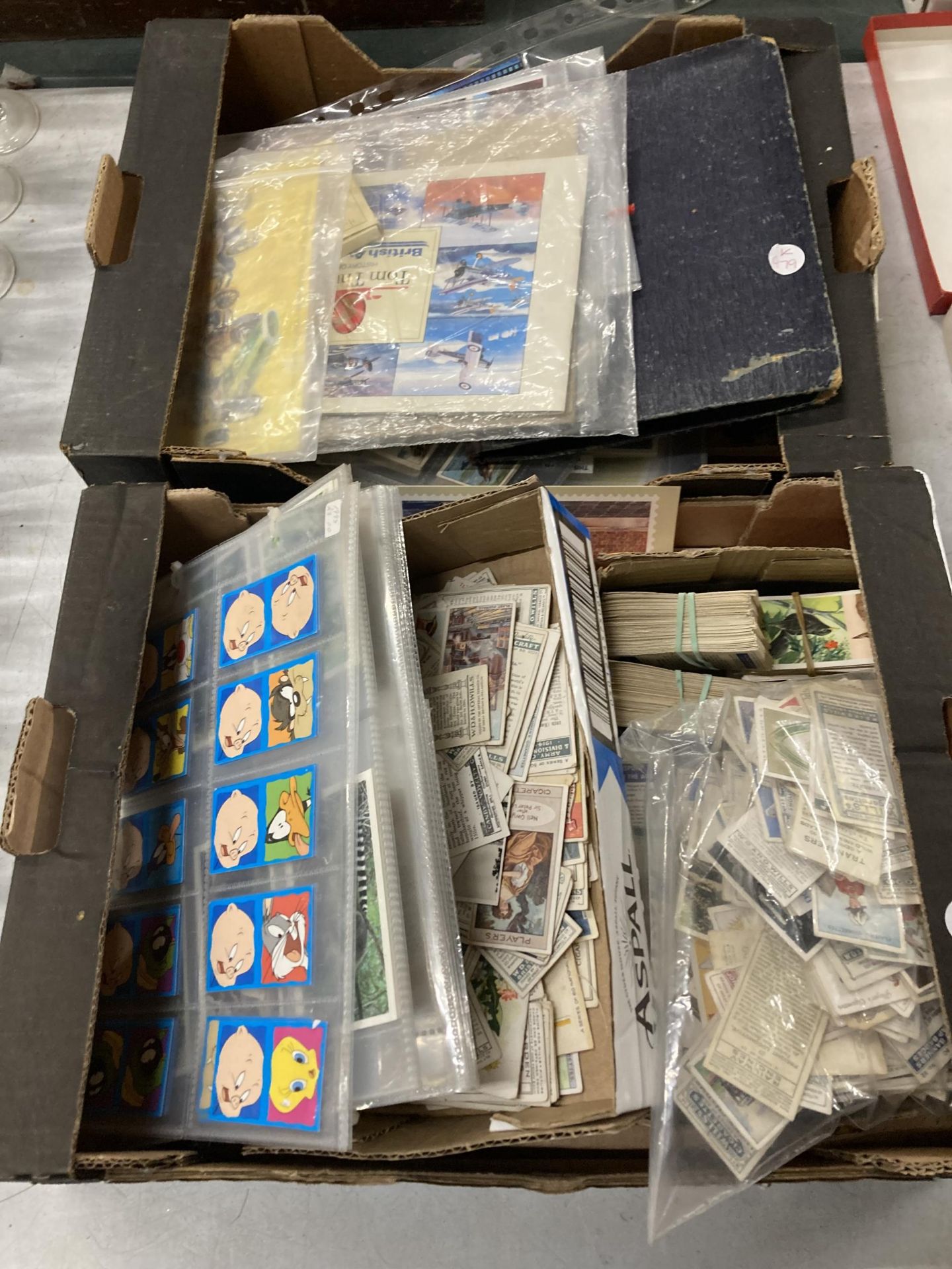 A LARGE COLLECTION OF CIGARETTE CARDS AND TRADING CARDS - 2 BOXES