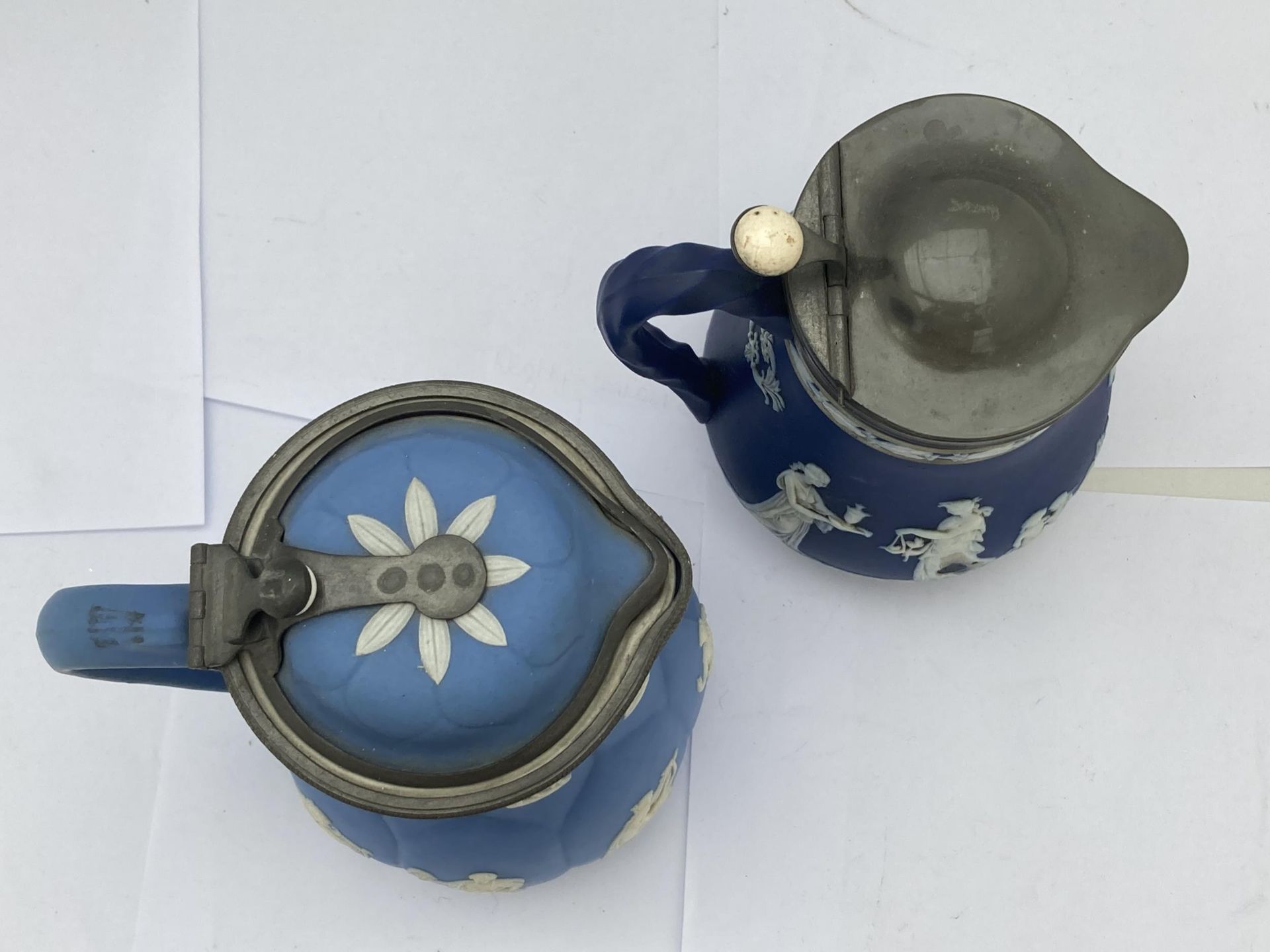 TWO JASPERWARE CLASSICAL JUGS TO INCLUDE A WEDGWOOD BLUE JASPER DIP JUG WITH PEWTER LID - Image 4 of 4