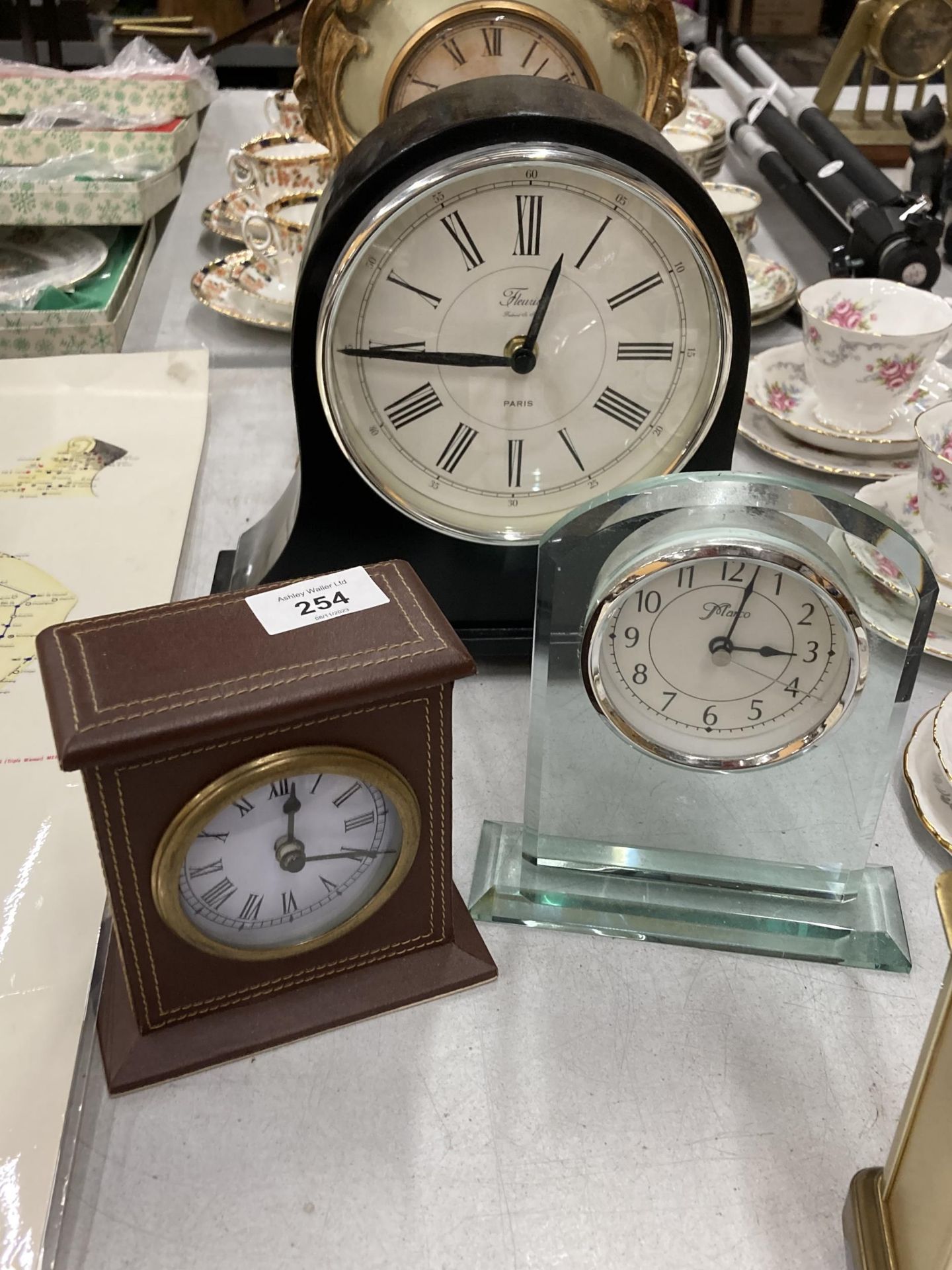 A GROUP OF FIVE ASSORTED CLOCKS TO INCLUDE H.SAMUEL QUARTZ CARRIAGE CLOCK, FRENCH GILT DESIGN - Image 3 of 4