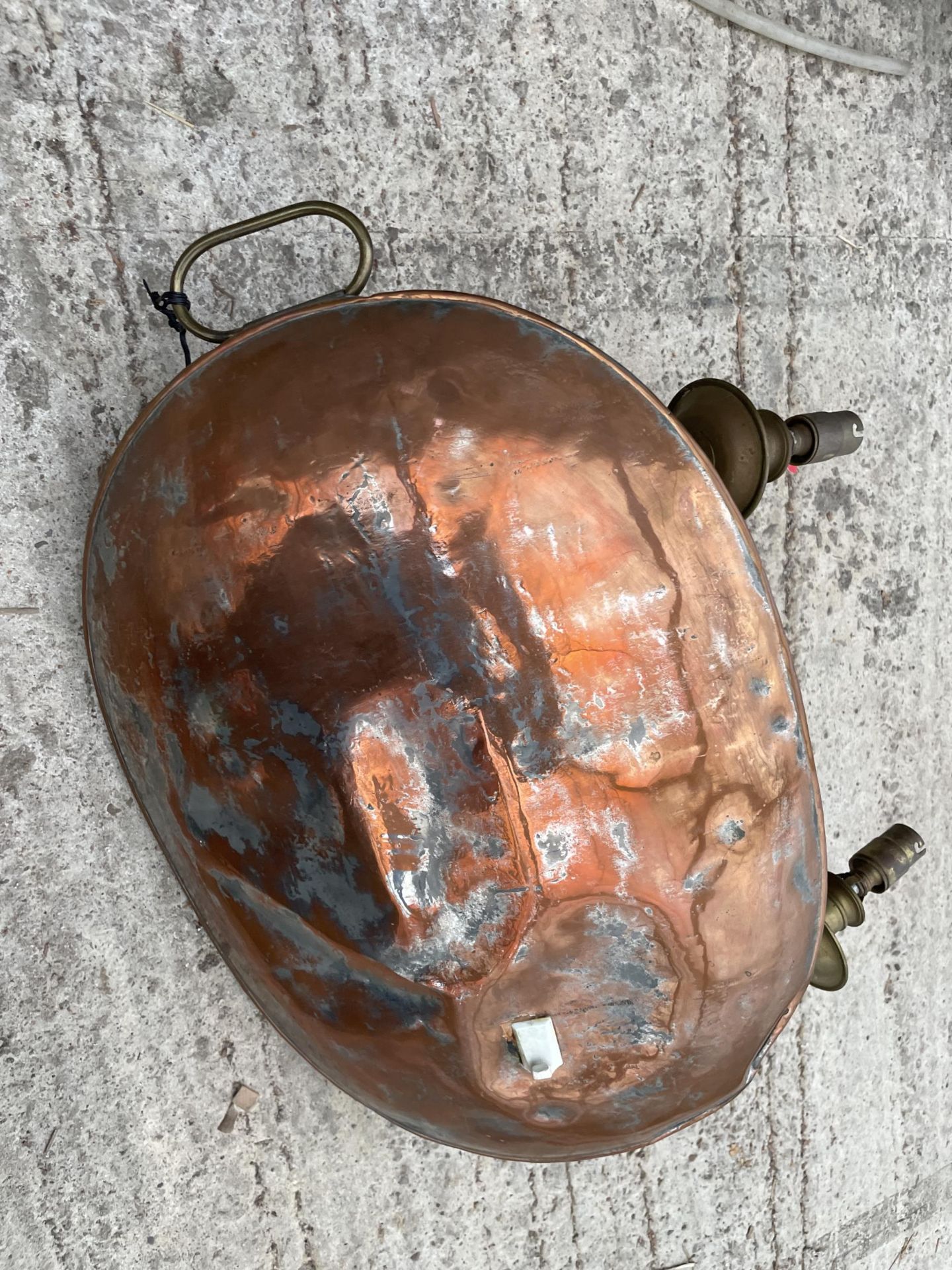 A VINTAGE BRASS LIGHT FITTING AND A COPPER BED WARMING PAN - Image 4 of 6