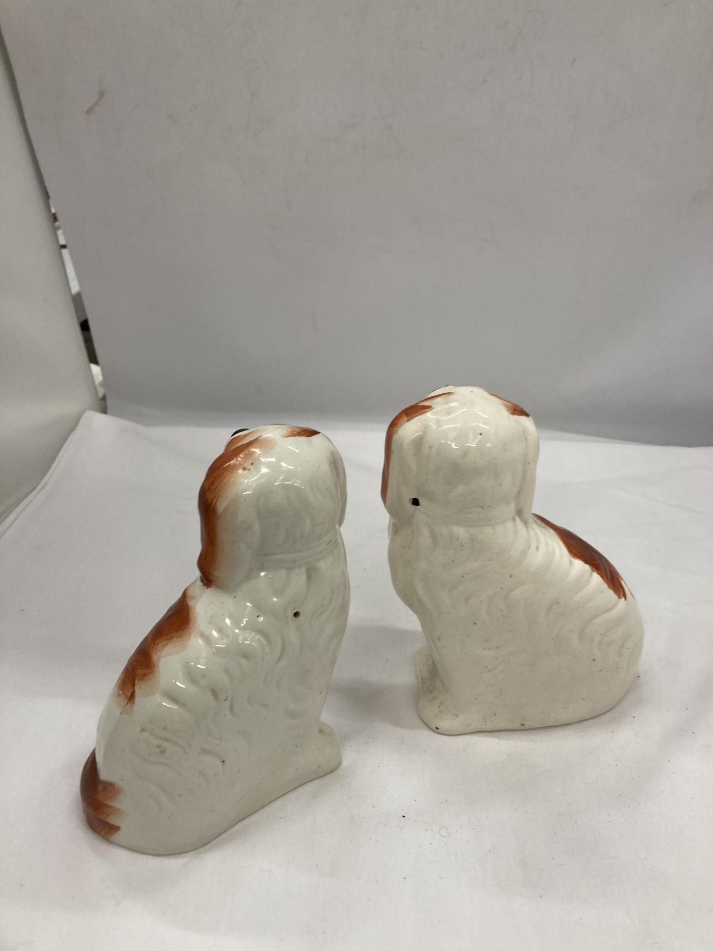 A PAIR OF STAFFORDSHIRE STYLE SPANIEL DOGS, HEIGHT 20CM - Image 2 of 3