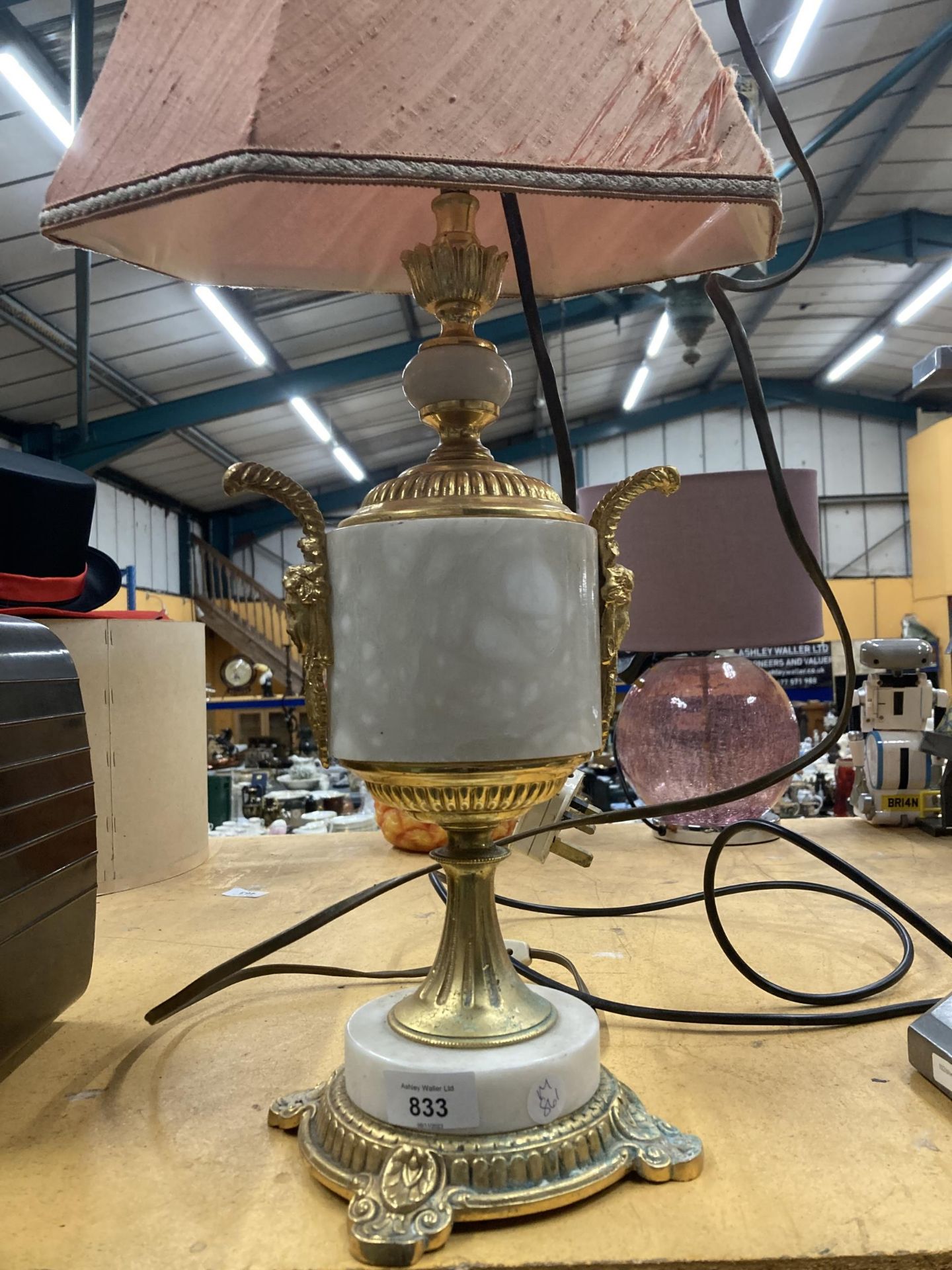 A LARGE GILT AND MARBLE STYLE TABLE LAMP IN A CLASSICAL STYLE, HEIGHT TO BULB FITTING 39CM - Bild 2 aus 3