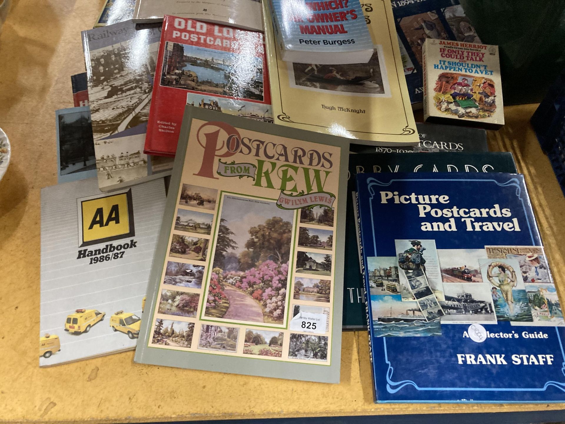 A LARGE COLLECTION OF POSTCARD COLLECTING BOOKS, GUIDE BOOKS, ETC - Image 2 of 3