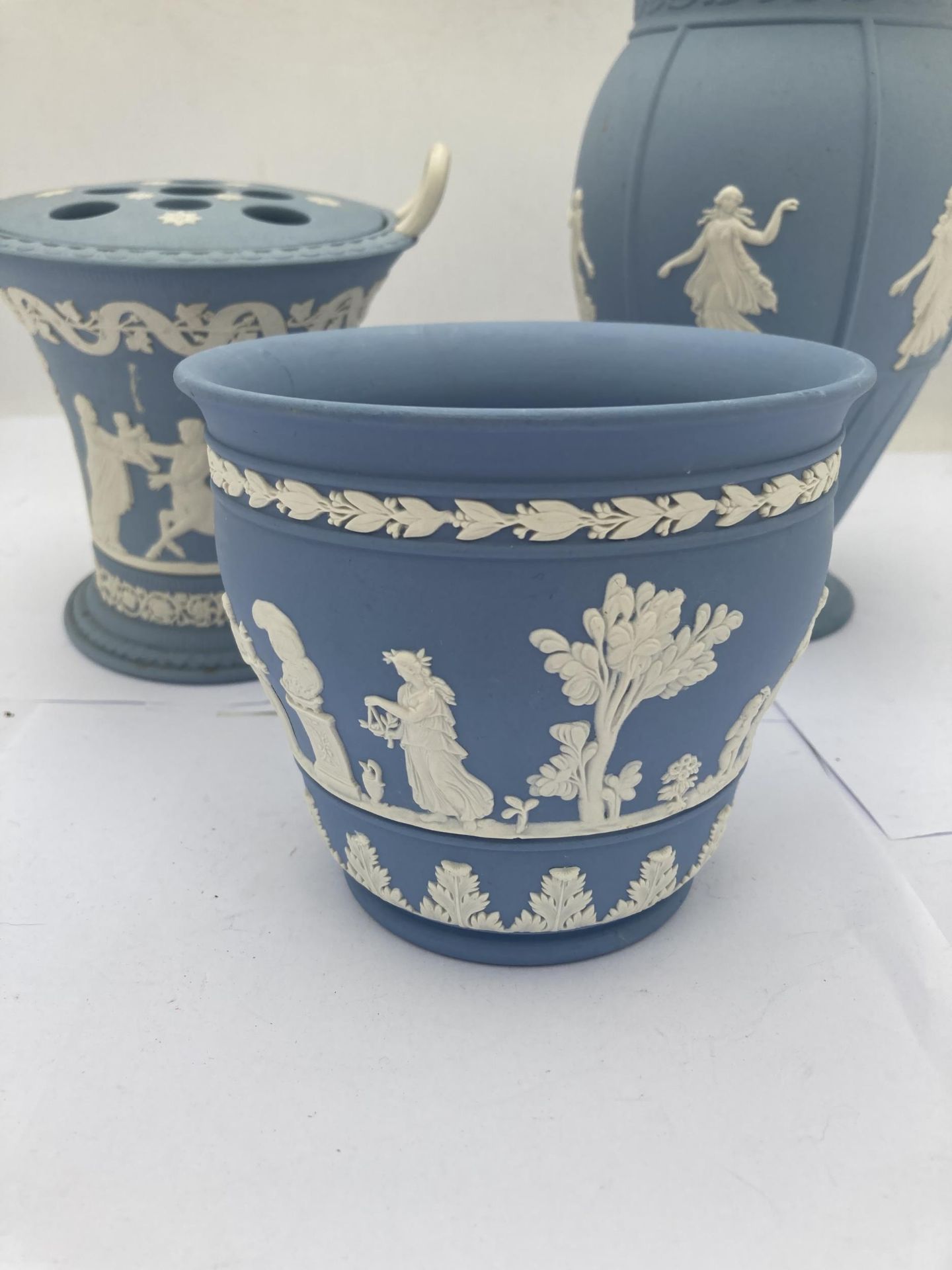 A GROUP OF THREE WEDGWOOD PALE BLUE JASPERWARE ITEMS - ARCADIA TYPE VASE WITH FROG INSERT, DANCING - Image 2 of 5