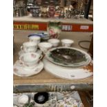 A MIXED LOT OF CERAMICS TO INCLUDE DELFT BLUE AND WHITE PLATE, DRAGON PLATE ETC