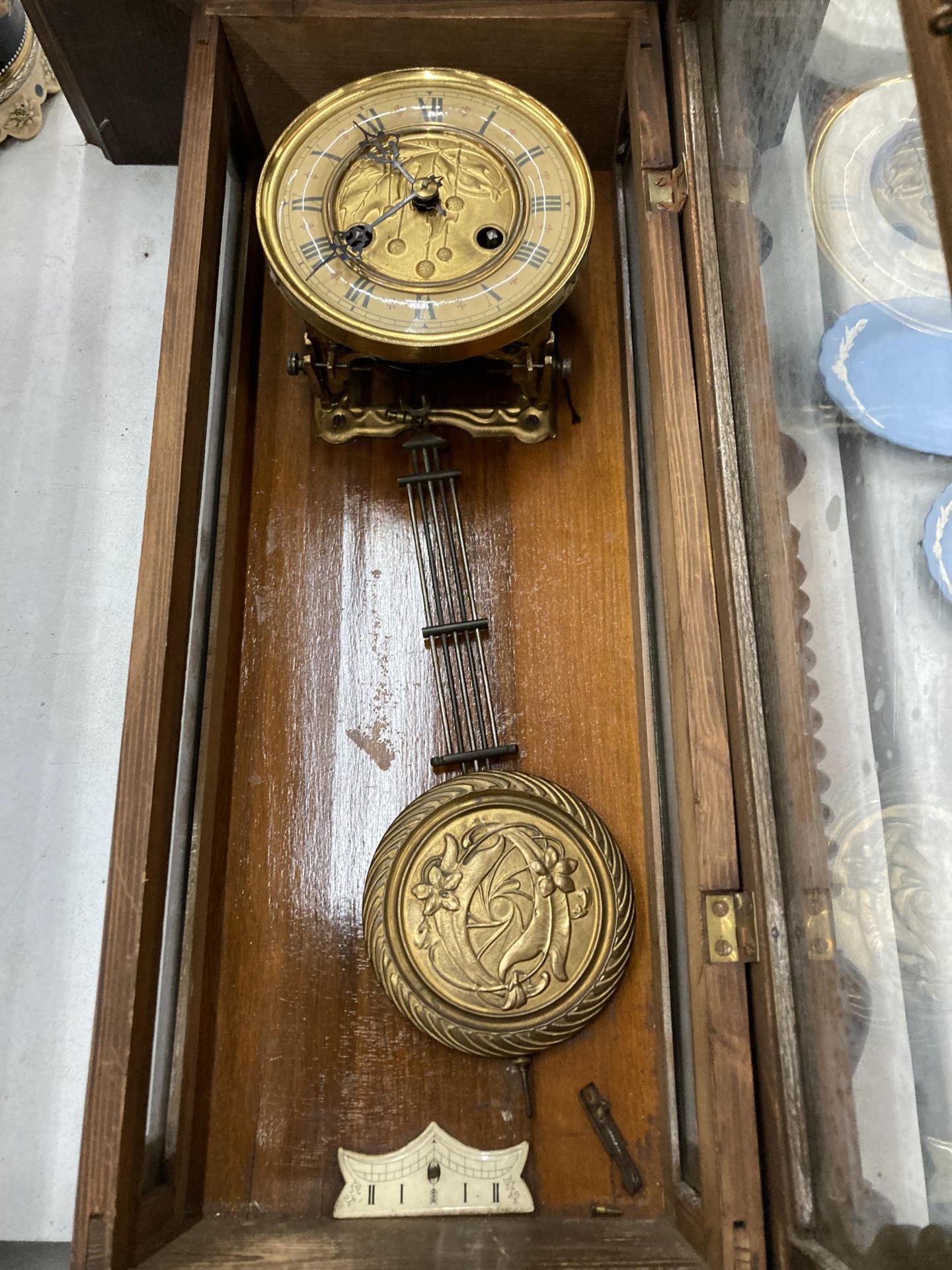 A MAHOGANY CASED VIENNA WALL CLOCK WITH EAGLE DESIGN TOP, WITH PENDULUM AND KEY - Bild 4 aus 7